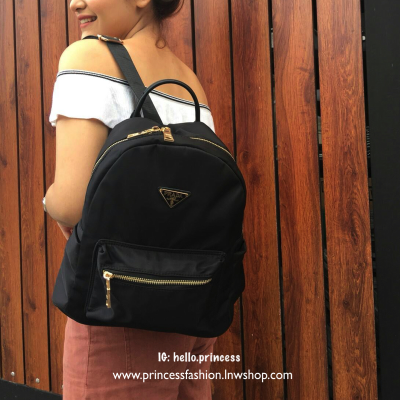 PRADA NYLON MINI BACKPACK กระเป๋าสะพายเป้ premium gift จาก counter ต่างประเทศ รุ่น Limited edition ที่ Hot สุดๆ วัสดุเป็น Nylon เนื้อหนา คุณภาพดี ขนาดกำลังดี น้ำหนักเบา ด้านหน้าประดับ logo brand มี 1 ช่องซิป อะไหล่ทองหรู ซับในลายแบรนด์ มีช่องซิป และช่องเล