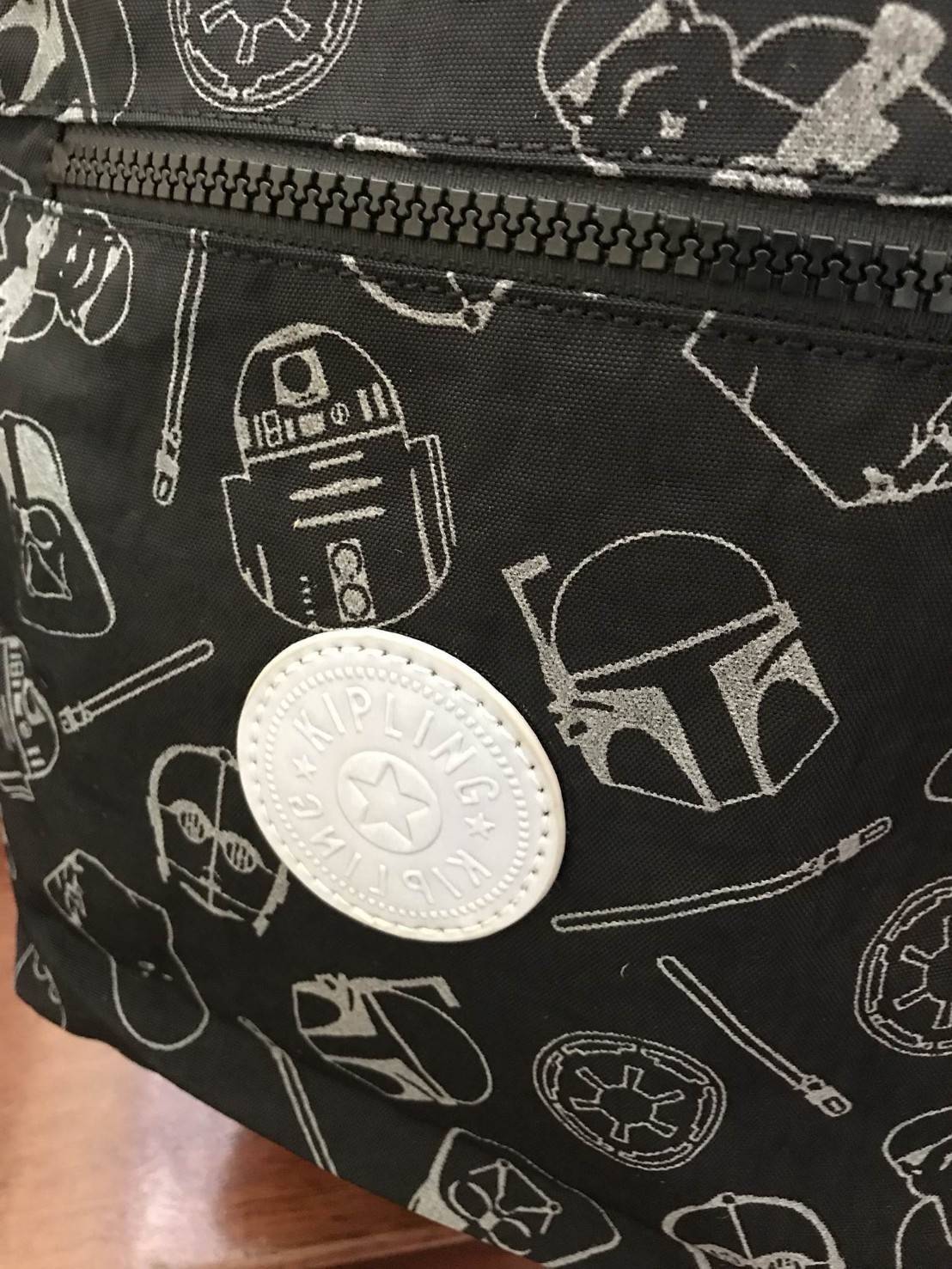 Kipling Seoul Go Star Wars Small Printed Backpack Limited edition กระเป๋าเป้ Collection Star wars สกรีนลาย star wars ทั้งภายนอก และภายใน ด้านหน้า มีช่องซิปด้านข้างมีช่องเล็กซ้ายขวา ภายในกว้างจุได้เยอะ แบ่งช่องเป็นสัดส่วน มาพร้อมพวงกุญแจลิง มบนี้จะใช้ไปเรี