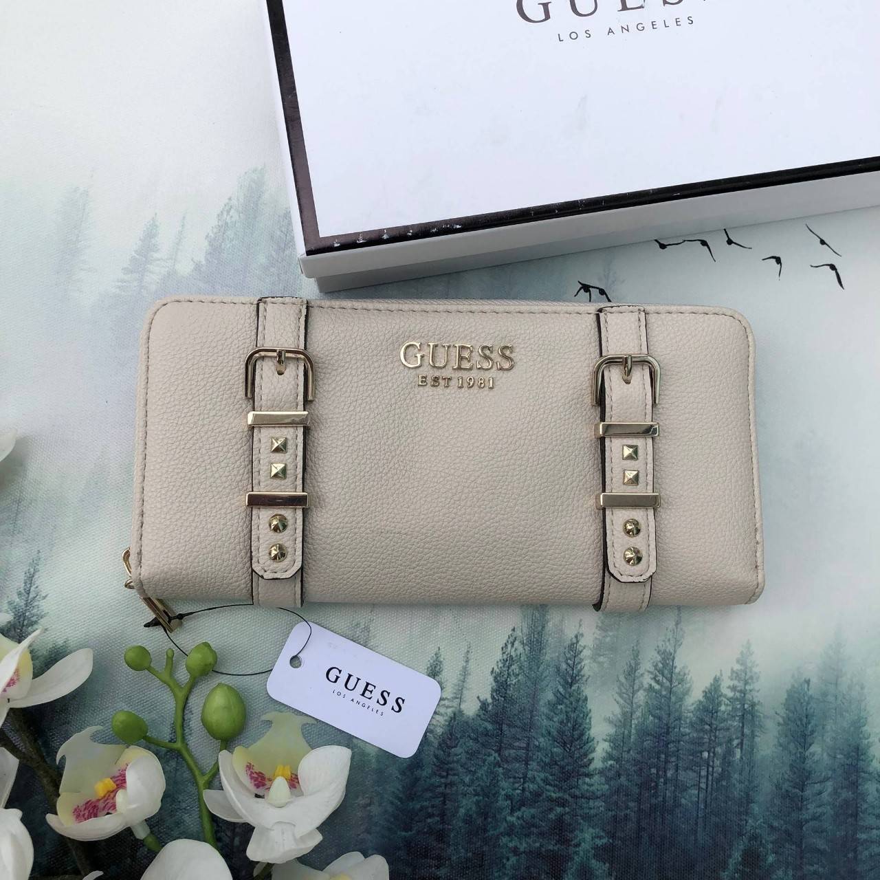 Guess long wallet กระเป๋าสตางค์ใบยาวซิปรอบ วัสดุ pu. เนื้อนุ่ม ภายในมีช่องใส่บัตร ธนบัตร และช่องซิปใส่เหรียญค่ะ