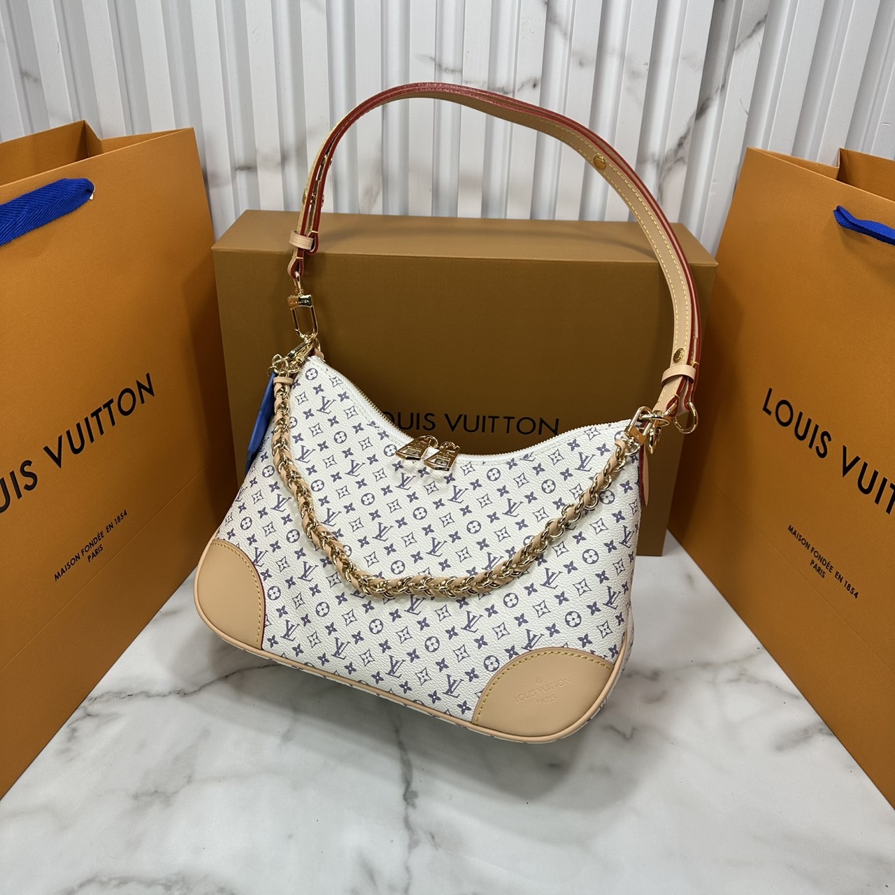 ORI หนังแท้ | LV Boulogne PM bag กระเป๋าสะพายทรงโฮโบ ดีไซน์อเนกประสงค์จาก Monogram แคนวาสคลาสสิก มีสายสะพายแบบถอดออกได้ เลือกสะพายเฉียง สะพายไหล่แบบสายยาว หรือสะพายไหล่แบบสายสั้นได้ตามต้องการ เมื่อถอดสายออก