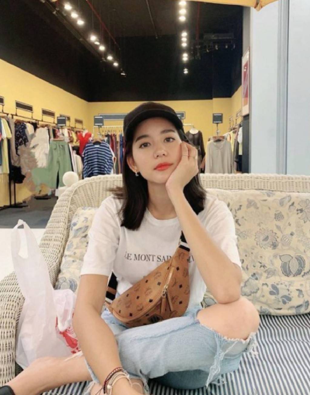 M.C.M FURSTEN BELT BAG IN VISETOS กระเป๋าคาดอกยอดฮิต หนุ่มๆสาวๆใช้ได้ไม่มีเบื่อ รุ่นขายดี ลายวิเซโต้เอกลักษณ์ ทั้งสปอร์ตและดูหรูในตัว ใช้งานง่าย ได้ทุกลุค วัสดุหนังแคนวาสคุณภาพดี มีช่องซิปหลัก และซิปด้านหลังกระเป๋า ภายในเป็นช่องโล่งบุผ้าซับอย่างดี รุ่น un