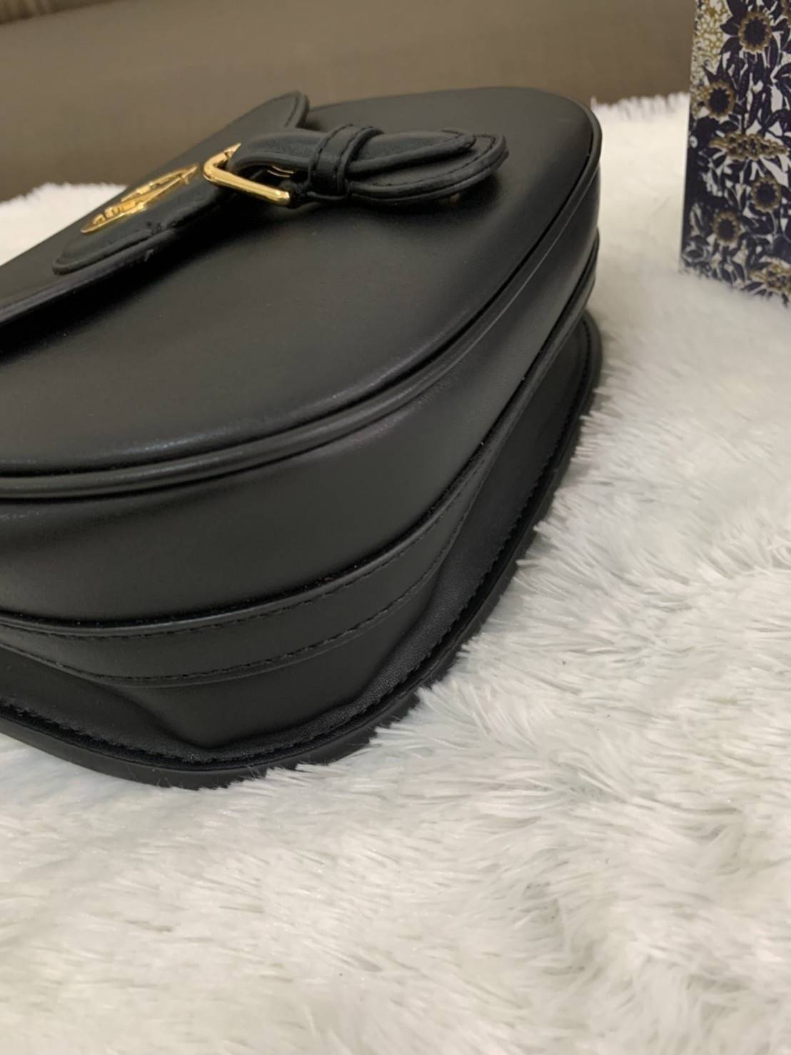 Dior Bobby Bag (GWP) พรีเมี่ยมกิ้ฟ Limited Edition วัสดุหนังแท้ Calfskin อะไหล่ทอง กระเป๋าหรูยอดฮิต ดีไซน์เป็นทรงโค้งเรียบหรูแบบโบฮีเมียนนิดๆ ด้านหน้าประดัลโลโก้ CD เด่นชัด ตอกย้ำความเป็นแบรนด์หรู Christian Dior แมทกับชุดได้ง่าย ใช้ได้ทุกวัน ทั้งสะพายไหล่