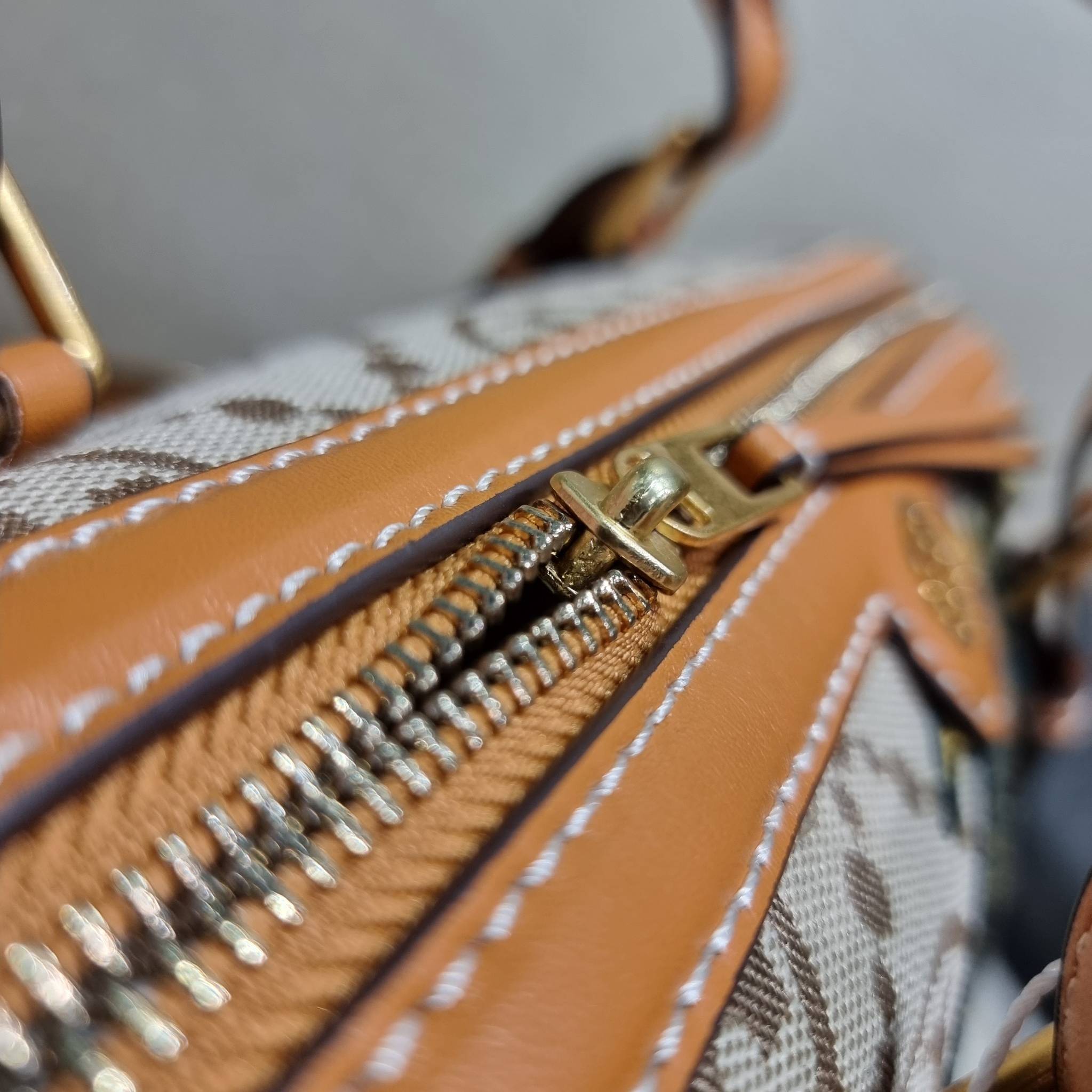 TORY BURCH T MONOGRAM JACQUARD EMBROIDERED DUFFLE คอลใหม่ล่าสุด สวยพร้อมเสิร์ฟแบบไม่ต้องรอพรีฯ ลายโมโนแกรมสุดคลาสสิคที่ถูกดีไซน์รังสรรค์ด้วยงานปักสุดชิค น่าใช้ใจฟูแค่แรกเห็น!! วัสดุ jacquard woven สลับหนังแท้ หูจับในตัว และพร้อมไปเลยกับสายสะพายข้าง ที่จะถ