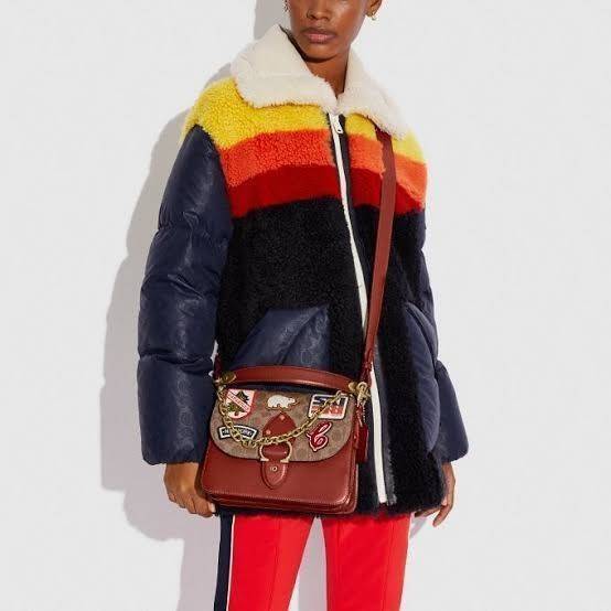 OUTLET 】COACH BEAT SHOULDER BAG IN SIGNATURE CANVAS WITH PATCHES (C6837) ไหวมั้ยเนี้ย!! สวยฟาดอีกแล้วนะยูวว 🤩🌺คอลเลคชั่นใหม่สุดปัง อลังเวอร์!//กระเป๋าถือ สะพายไหล่ลาย SIGNATURE ตกแต่งความเก๋ด้วยแผ่นแปะลวดลายที่มีเฉพาะจาก COACH คอลเลคชั่นนี