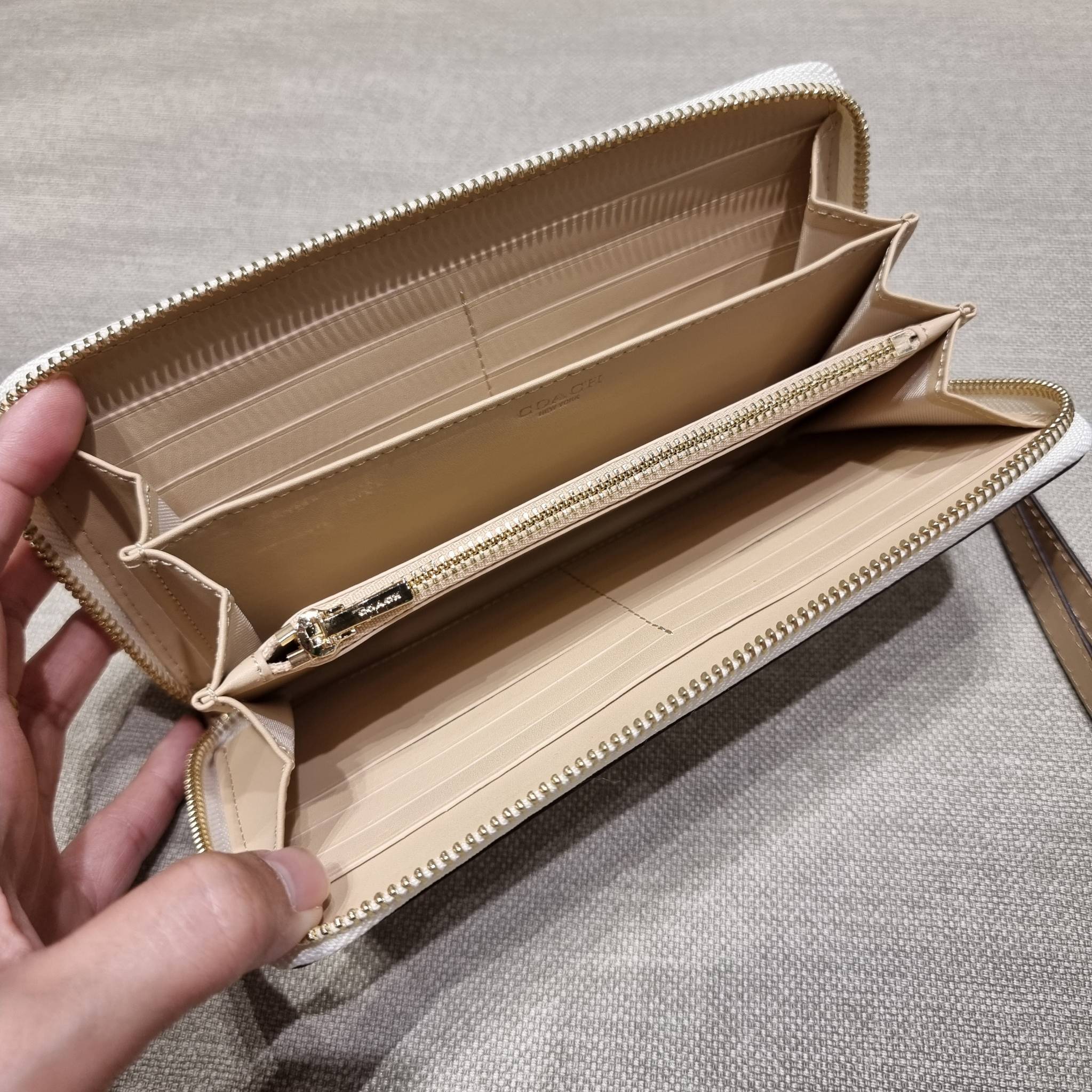 COACH C7410 LONG ZIP AROUND WALLET WITH ORNAMENT PRINT ความสวยต้องส่งต่อ!! คอลเลคชั่นใหม่ 2IN1 คุ้มค่าแบบที่สุด กระเป๋าสตางค์กึ่งคล้องมือ ดีไซน์ลวดลายสดใส น่ารักน่าใช้ คลาสสิคใช้ง่าย ไม่มีเบื่อ วัสดุหนังแคนวาสเคลือบลาย มาพร้อมสายคล้องมือ ถอดออกได้ ภายในใส