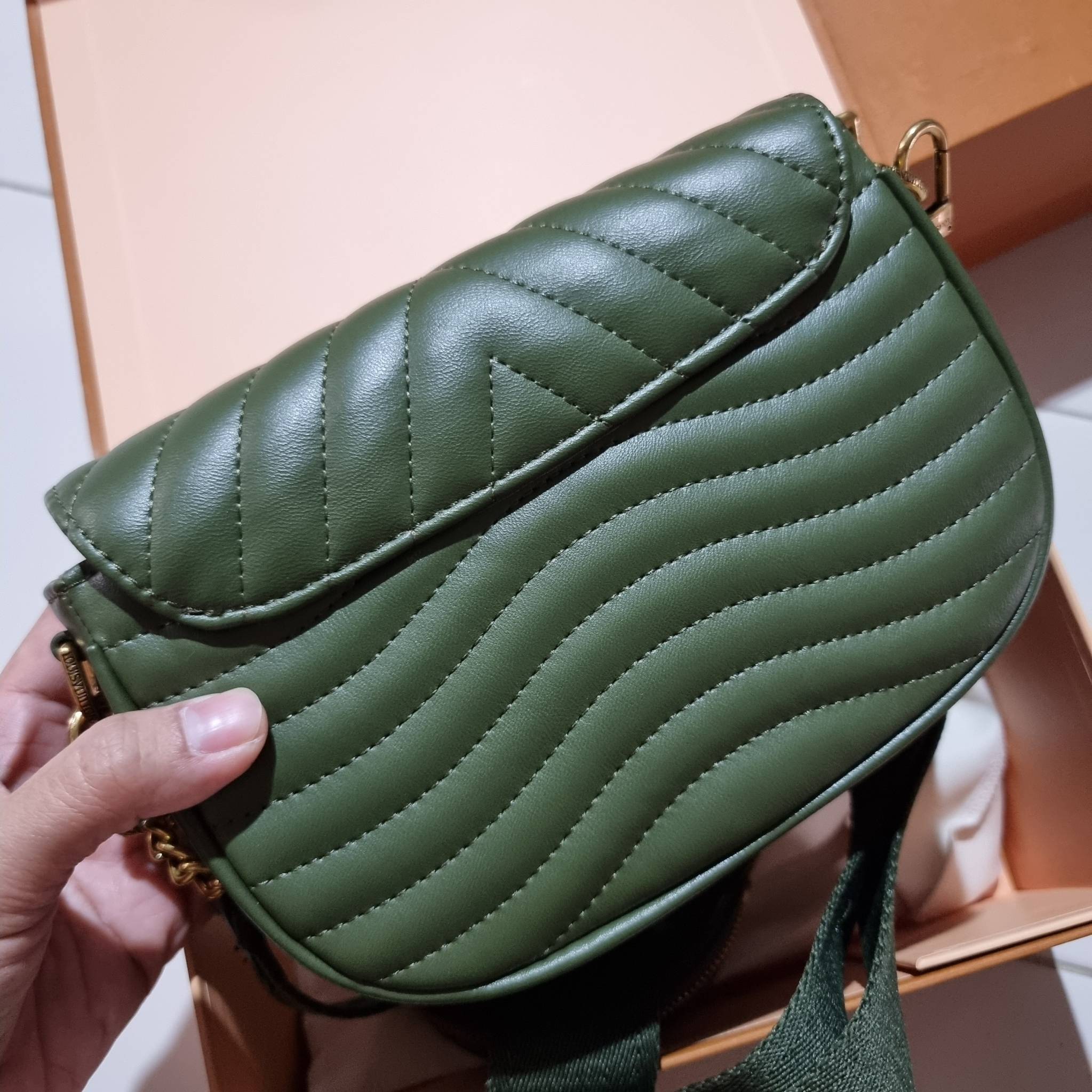 LV new wave pochette multi bag กระเป๋าสะพายมัลติฟังก์ชั่น สุดหรู มาพร้อม box set รับรองว่าดีงาม ลูกเล่นคลาสสิคผสานความวินเทจ มีสายสะพายให้ 2 เส้น และกระเป๋าใบลูก เล็กน่ารัก วัสดุหนังแท้ ภายในเป็นช่องโล่ง แบ่งสัดส่วนมีช่องย่อย ใบนี้ปรับใช้ได้หลายสไตล์ ลุคไ