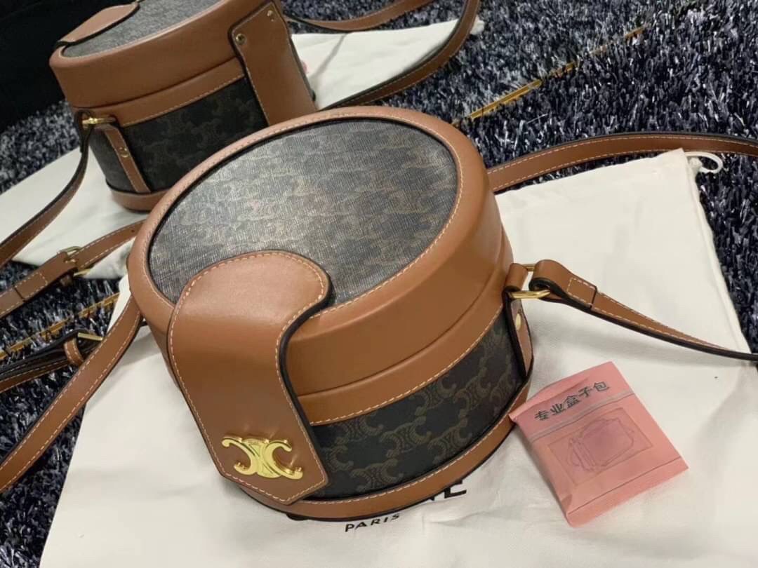 CELINE CROSSBODY BAG VIP GIFT WITH PURCHASE (GWP) พรีเมี่ยมกิ๊ฟ Limited Edition จาก CELINE PERFUME DUTY FREE COUNTER วัสดุ TRIOMPHE CANVAS & LEATHER ทรงกลมสวยหรูอยู่ทรงเปิดปิดด้วยฝาปิดกระดุมโลโก้แบรนด์ ภายในโล่ง สามารถใส่กล้อง มือถือ ของใช้ได้เยอะ สายสะพา