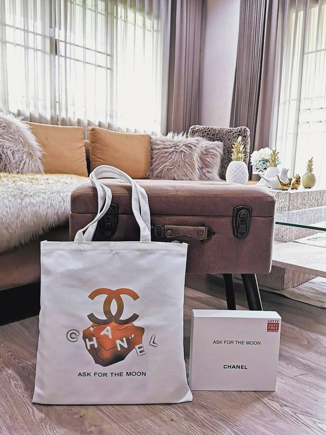 Chanel Canvas Shopping Bag VIP Gift With Purchase (Event-GWP) พรีเมี่ยมกิ๊ฟรุ่นใหม่ล่าสุดคอลเลคชั่น Chanel Nº5 Holiday "Ask for the moon" จาก Chanel Perfume Counter Duty Free ขนาดใหญ่กำลังดีวัสดุ Canvas เนื้อหนาสกรีนแบรนด์ทั้ง2ด้านอย่างดี จุของไ