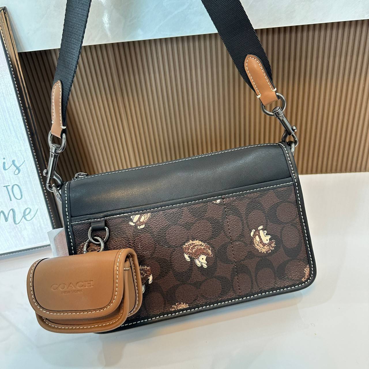 Coach Heritage Convertible Crossbody In Signature Canvas With Creature Print( cc131) กระเป๋าไฮบริดแบบถอดได้รุ่นใหม่ หล่อเท่ส์ สะพายสามารถสะพายทำงานดูดีสุดๆคะ มาพร้อมกระเป๋าใบเล็กห้อยสุดเก๋ วัสดุแคนวาสตัดขอบหนังแท้ เปิด ปิดด้วยซิป ซับในผ้า ด้านนอกกระเป๋าเป