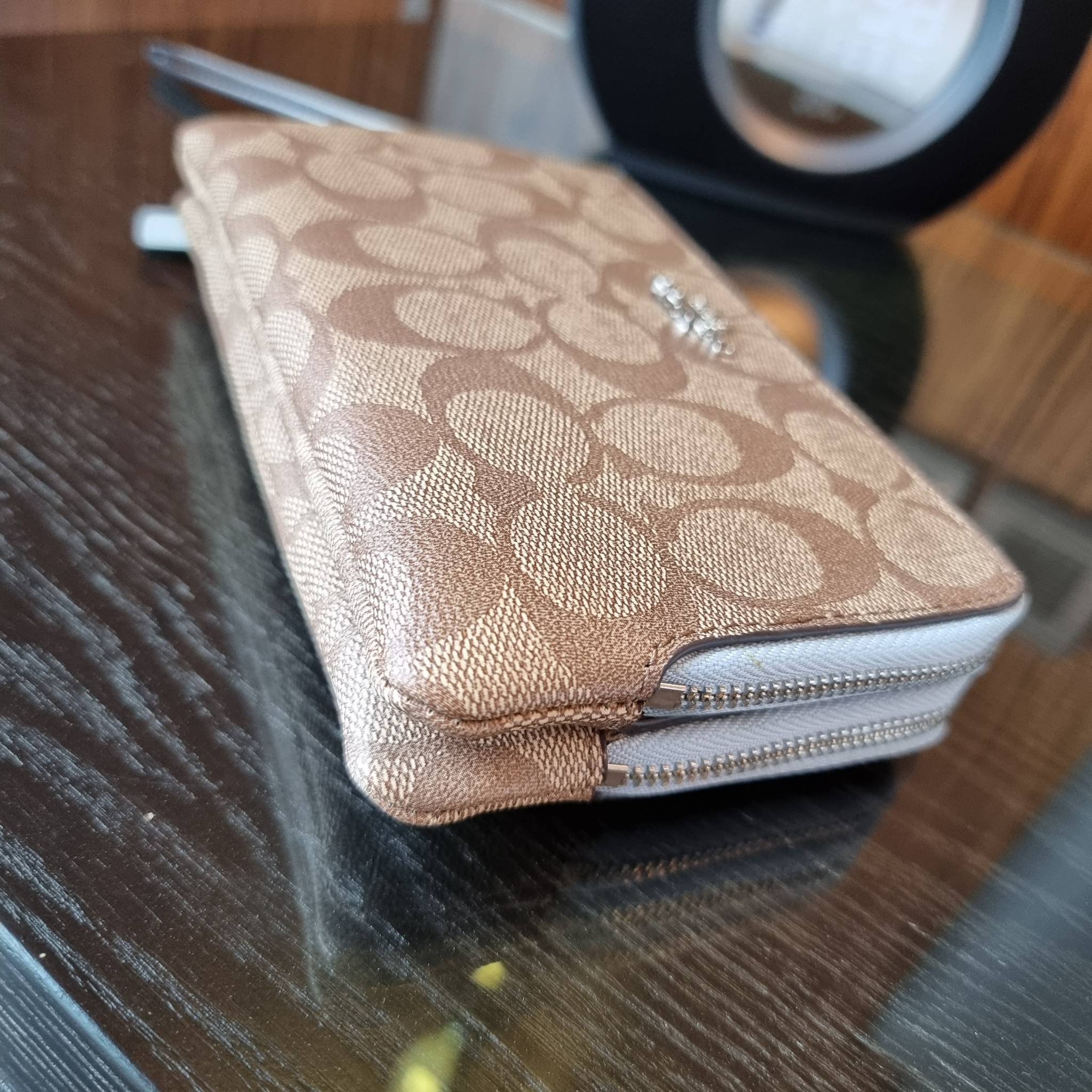 COACH F87591 DOUBLE CORNER ZIP WALLET IN SIGNATURE COATED CANVAS คล้องมือรุ่น 2 ซิป!! มาแล้วจ้า 🌟🤗 ไซส์นี้คือเหมาะมือจริงๆ พกง่ายเช่นเคย ไม่ต้องกังวลว่าจะเกะกะหรือกินพื้นที่กระเป๋าหลัก วัสดุหนังแคนวาสเคลือบลาย มีช่องหลักแยก 2 ช่อง ภายในบุผ