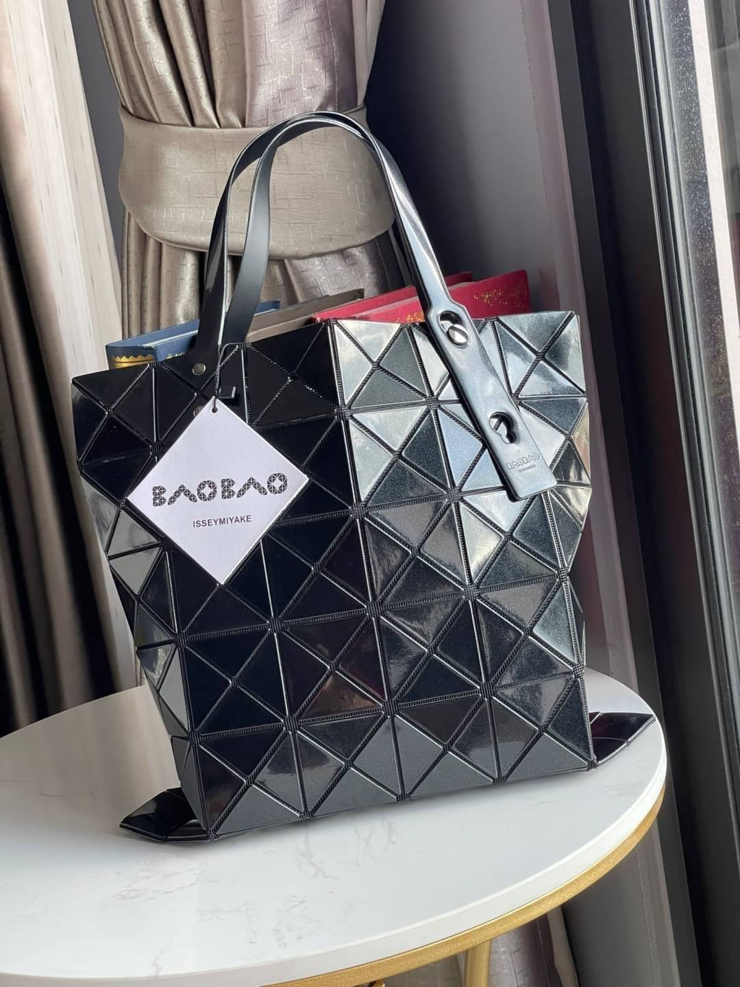 Baobao Issey Miyake 6x6 กระเป๋า Tote รุ่นนี้ถือว่าเป็นกระเป๋า Tote ไซส์กลางที่เหมาะกับการพกพาสิ่งของที่จำเป็นในทุก ๆ วัน มาพร้อมสายที่สามารถปรับได้ทั้งสองสาย และมีช่องใส่ของช่องเล็กด้านใน 1 ช่อง จุของได้เยอะแถมยังทนทาน ใช้เป็น Everyday Bag ได้เลยคะ พกพาสะ