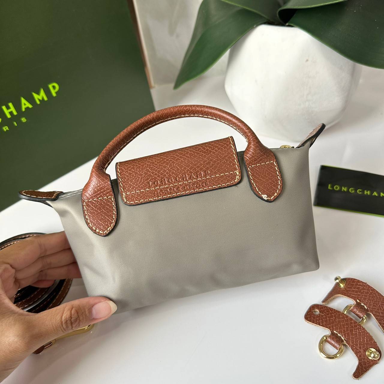 LONGCHAMP LE PLIAGE ORIGINAL Pouch with handle กระเป๋าใบเล็กขนาดกระทัดเหมาะกับใส่ของจำเป็นจุกจิก กันน้ำได้ พร้อมส่ง