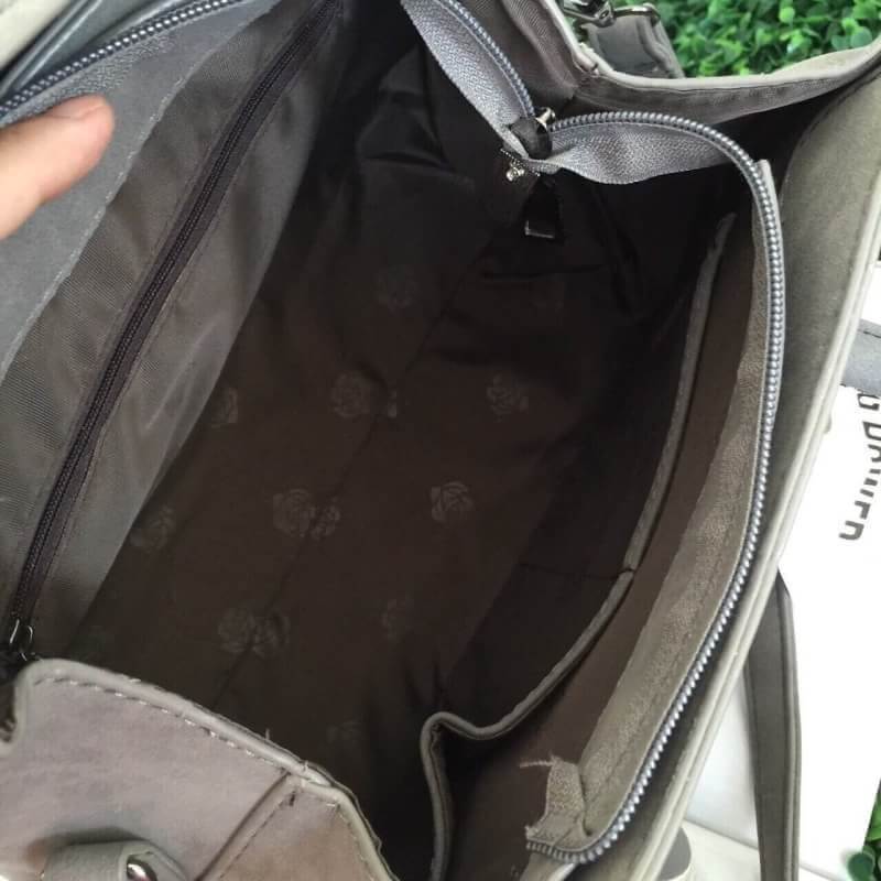 งานแท้ชนช้อป สินค้าขายดี ถึงไทยอีกรอบละค่า !! Berke frink hand bag -Grey color กระเป๋าถือ/สะพายหนังกลับ ทรงเก๋ ตัวกระเป๋าขนาดกำลังดี ประดับด้วยพวงกุญแจพู่สุด chic ภายในมีช่องใส่จองตุกติกอย่างดี ตัวกระเป๋าน้ำหนักเบาจุของคุ้มคะ ใช้ได้ทุกโอกาส Don't mis