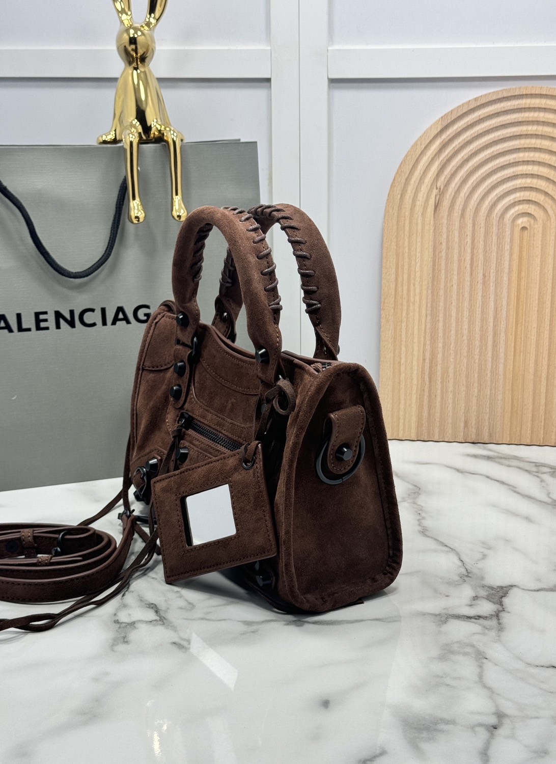 ORI หนังแท้ | Balenciaga Le City suede bag กระเป๋าถือ/สะพายข้างดีไซน์โดดเด่นสวยเท่ล้ำสมัย ใหม่ล่าสุดงานหนังกลับที่สุดแห่งความไอคอนิกไม่เหมือนใคร มีกิมมิคและลูกเล่นแพรวพราว