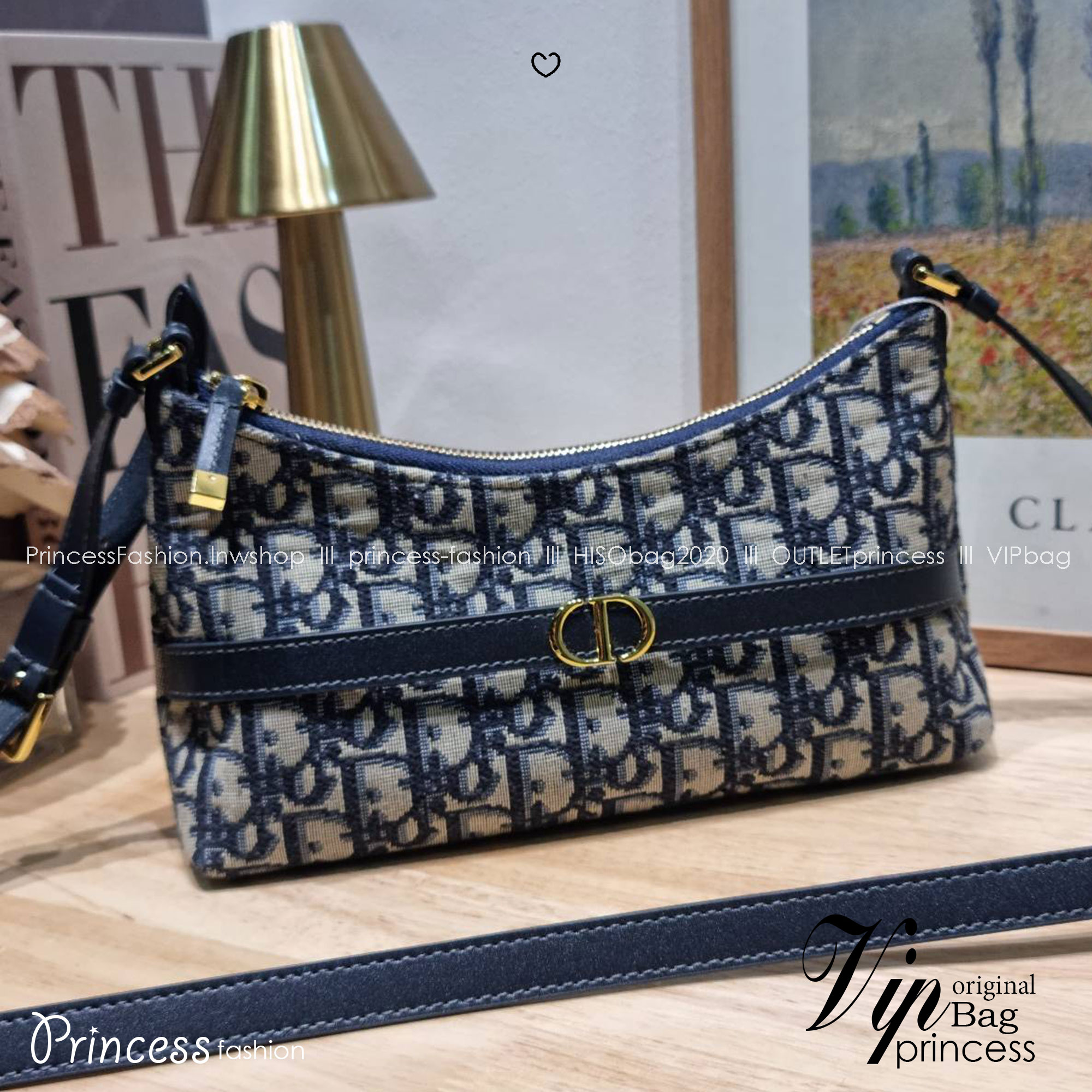 DIOR 30 MONTAIGNE CIGALE MINI BAG ใหม่ล่าสุด กับกระเป๋าสะพายโฮโบมินิไซส์ ที่ไม่ได้เล็กอย่างที่คิด เพราะใบนี้สามารถใส่ของสำคัญได้ครบ ดีไซน์สวยคลาสสิค เรียบแต่โก้ น้อยแต่หรูหรา ใช้งานด้วยซิปรูดใช้งานง่าย