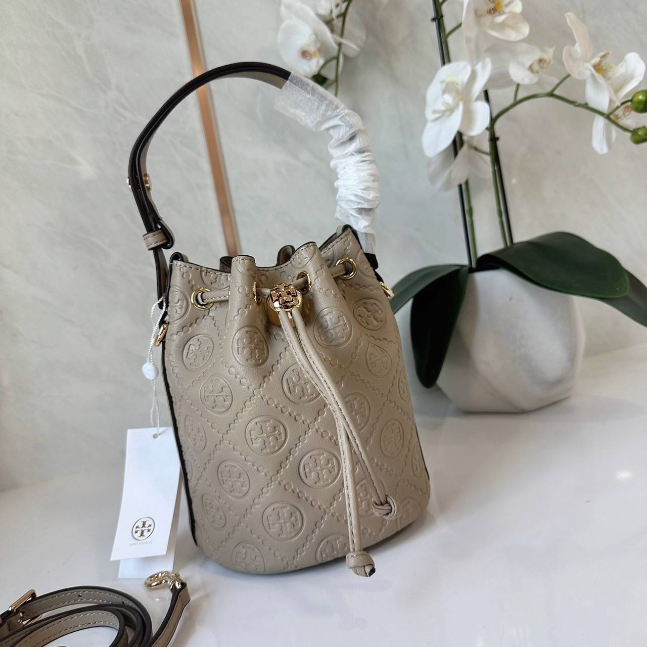 TORY BURCH mini T Monogram leather bucket bag กระเป๋าบัคเกต ไซต์ mini คอลเลกชันหนัง T Monogram ลายซิกเนเจอร์หนังปั้มลายนูน