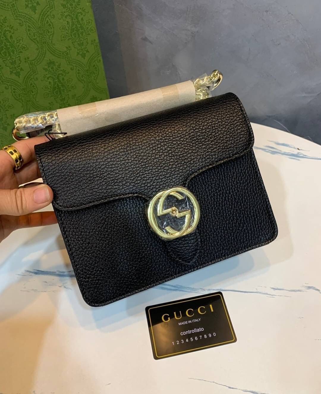 VIP GIFT 】หนังแท้ GUCCI Interlocking G Shoulder Bag กระเป๋าสะพายไหล่/ข้าง ดีไซน์ได้อย่างมีสไตล์ ดูมีสเน่ห์ด้วยโทนสีดำสุดคลาสสิก ใบนี้แมทช์ได้กับทุกลุค เท่ๆ casual หรูหรา มีช่องแบ่งสัดส่วนสวยงาม สาวๆขี้เบื่อขอแนะนำใบนี้เลยจ้า ลูกเล่นเยอะมาก เปลี่ยนสไตล์ได้