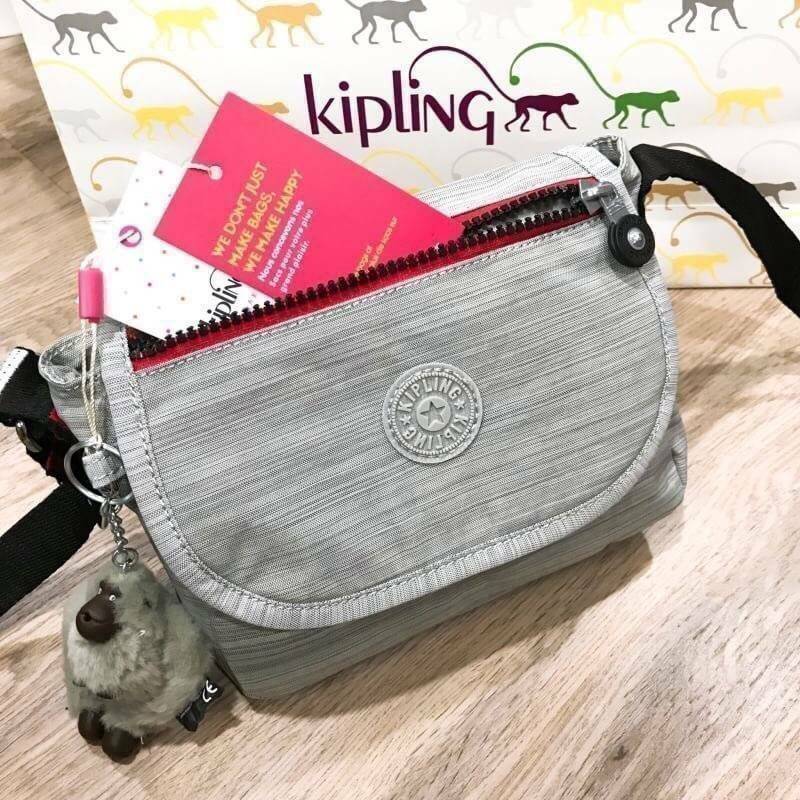 KIPLING SABIAN CROSSBODY BAG กระเป๋าสะพายรุ่นชนช็อปวัสดุ Nylon&Polyester 100% ขนาดกำลังน่ารัก เปิดปิดด้วยฝาปิดกระดุมแม่เหล็กและซิปแบรนด์ ด้านหน้ามี1ช่องซิป พร้อมพวงกุญเเจลิงน้อย ภายในมีโลโก้ ช่องซิปและสายคล้องพวงกุญแจ มีสายสะพายยาวหลากสีเลื่อนปรับระดับได้