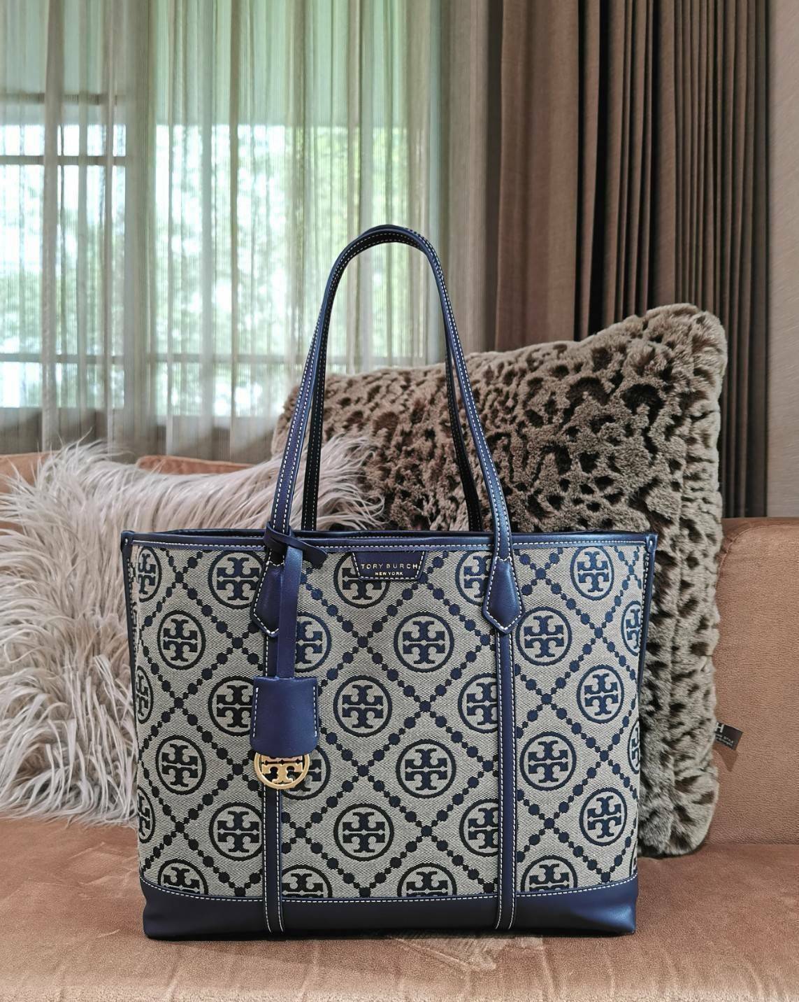 OUTLET 】TORY BURCH FACTORY MONOGRAM JACQUARD LARGE TOTE BAG (L) กระเป๋าถือหรือสะพายดีไซน์ยอดนิยมจาก TORY BURCH FACTORY OUTLET วัสดุ Woven Jacquard & Leather ทอลาย Jacquard Singnature แบรนด์รอบใบปราณีตสวยอยู่ทรงเป็นเอกลักษณ์ ใบใหญ่กำลังดี กว้างและจุได้เยอะ