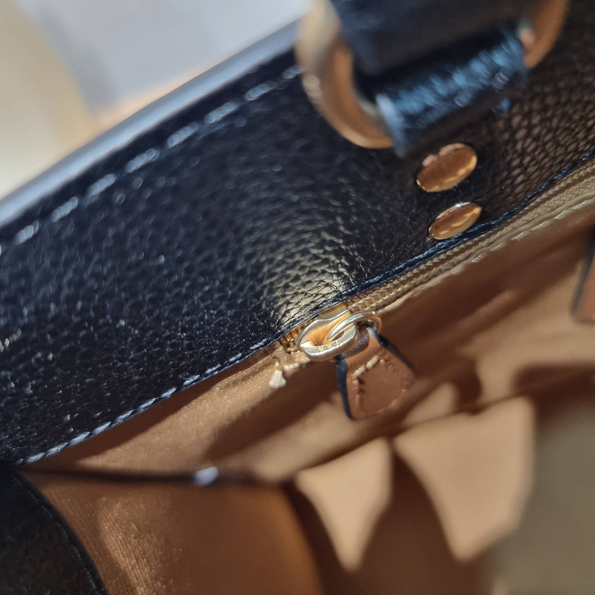 Coach Disney X Coach Dempsey Carryall In Signature Canvas With Patches CC873 คอลเลคชั่นใหม่ กับเหล่ายัยตัวร้าย ที่ไม่มีใครไม่รู้จัก!! กับกระเป๋าทรงโท้ท ไซส์ใหญ่ที่สามารถจุของได้แบบไม่ต้องกังวล ฟังก์ชั่นการใช้งานสะดวกที่สุด ดีไซน์ลวดลายแพทช์โดดเด่น มีทั้งส