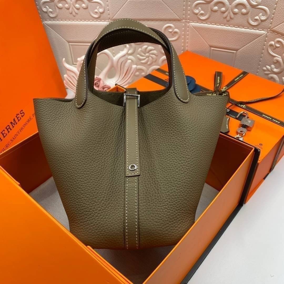 หนังแท้ Hermes Picotin Lock 18 bag กระเป๋าถือแบรนด์หรูระดับโลก งานเกรดออรินอล หนังแท้ทั้งใบ หนังมีลายทอริลลอนคล้ายของจริง มาพร้อมตัวล็อคเคลลี่ Kelly lock รูปทรงเรียบแต่หรู ใช้งานได้ทุกโอกาส ถือง่าย ใช้งานง่าย ภายในโล่งกว้าง ภาพสินค้าถ่ายจากงานขายจริง ใช้ง