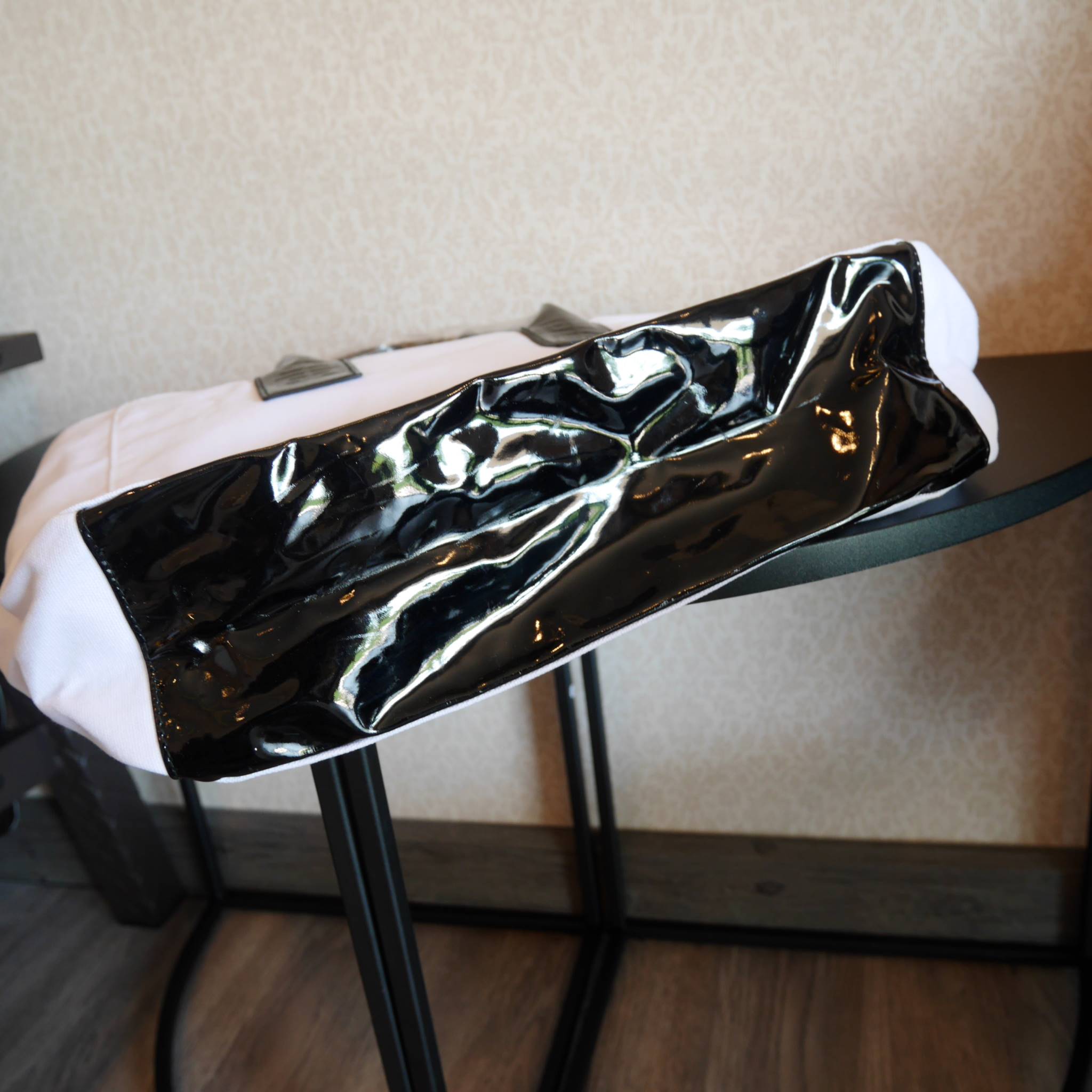 Givenchy canvas tote Perfume bag แท้ 100% จากเคสเตอร์น้ำหอม GIVENCHY ตัวกระเป๋าทำด้วยผ้า ด้านในบุผ้าลื่น สกรีนโลโก้เต็มใบ หูหนังแก้วจับสบายมือ จุของได้เยอะ ใส่ Mac book / A4 ได้สบายคะ จะะพายไปเรียนหรือแมชต์กับกางเกงขาสั้นชิลๆ ใบนี้แนะนำคะ!