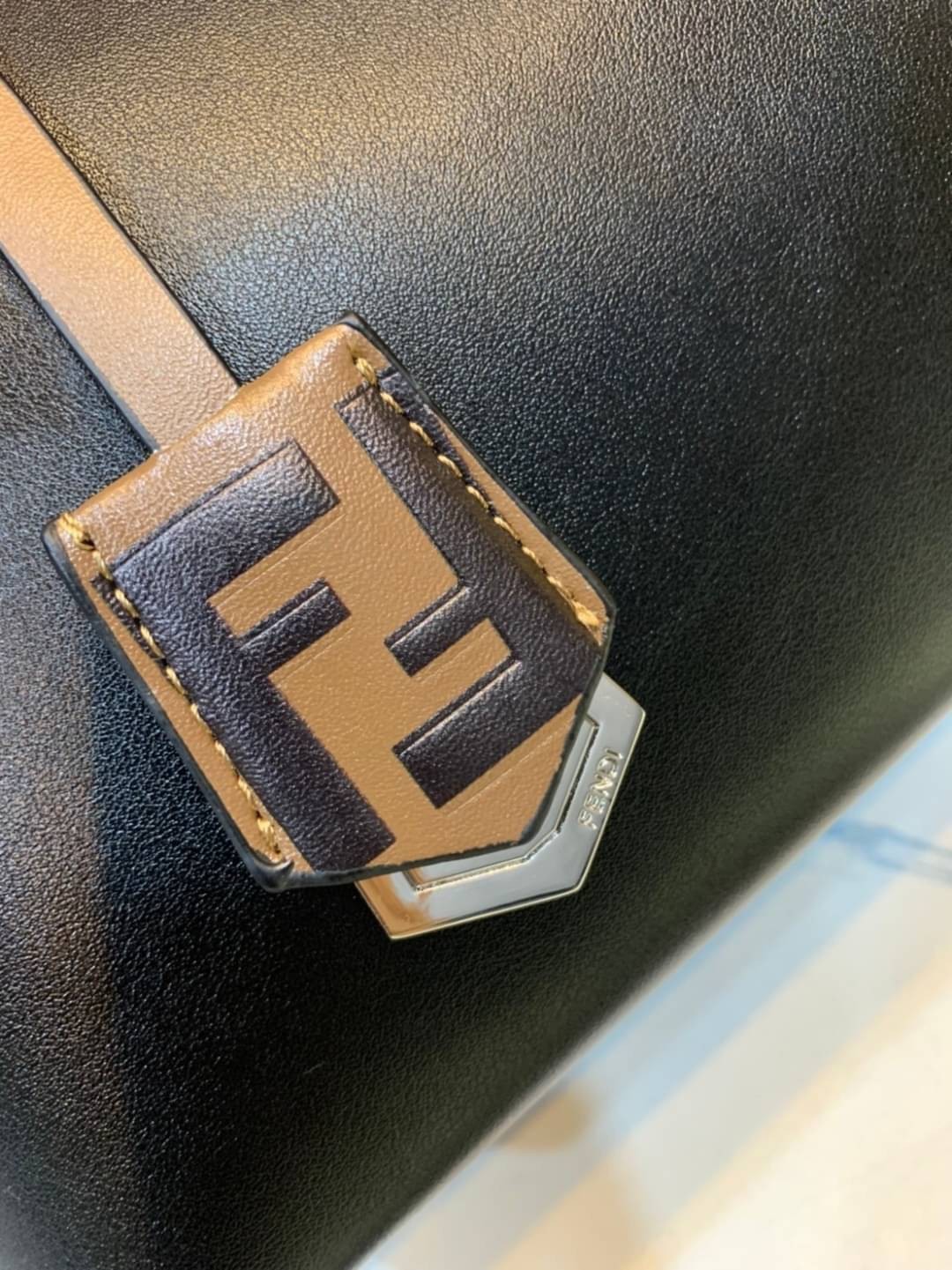 FENDI By The Way tote น้องงกลับมาแล้วว ใครรออยู่ห้ามพลาดจร้าา สวยๆอย่างนี้อดใจยังไงไหว!! กระเป๋ารุ่นที่ไม่ว่าจะใช้แบบหิ้วหรือสะพายข้างก็สวยทุกลุค แถมแมทกับชุดได้ง่าย เหมาะกับทุกๆวัน สินค้าพร้อมส่ง มีจำนวนจำกัด