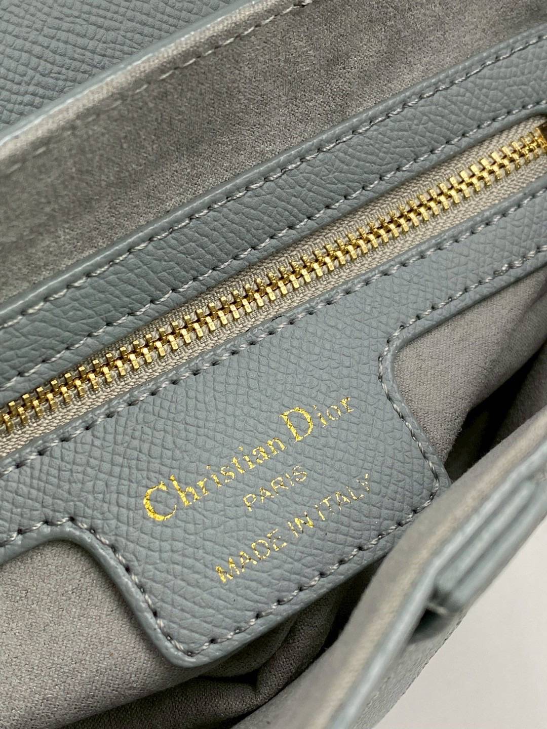 ORI หนังแท้ | DIOR Saddle Bag with Strap Grained Leather กระเป๋าถือ/สะพายทรงอานม้า รุ่นยอดนิยมที่มีเอกลักษณ์สวยงามเหนือกาลเวลา ลูกเล่นห้อยด้วยตัวอักษร D ตรงหูหิ้วมีกิมมิค CD สวยหรูดูแพง