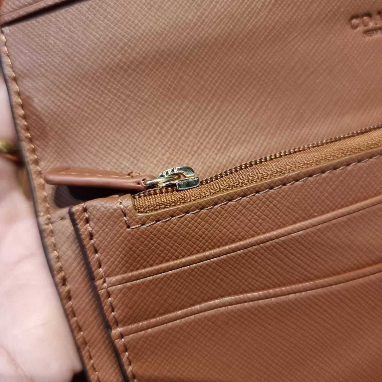 COACH F53763 TRIFOLD WALLET IN SIGNATURE กลับมาแล้วจ้า!! รุ่นขายดี!! 💓 ดีไซน์ใหม่ กระเป๋าสตางค์ใบยาว แถมที่ห้อยใส่บัตรแยกให้ (ถอดออกได้) น่ารักมากๆ ใช้งานง่าย เปิด-ปิดด้วยกระดุม ภายในใส่ธนบัตร ใส่บัตรได้เยอะ ใส่มือถือได้ไปอีก!! จุใจสุดๆ บอกเลยว่าใ