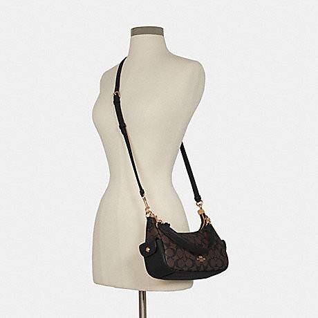 COACH C7223 PENNY SHOULDER BAG 25 IN SIGNATURE CANVAS คอลเลคชั่นเพนนีสุดคิ้วท์ ในรูปแบบของกระเป๋าสะพายไหล่กึ่งทรงพอช พร้อมเสิร์ฟความสวยถึงบ้านไปเลย!! ด้วยดีไซน์คลาสสิคย้อนยุค ที่แอบแฝงความเรียบหรู มาพร้อมสายสะพาย 2 เส้น เป็นสายคล้องมือและสายสะพายครอสบอดี้