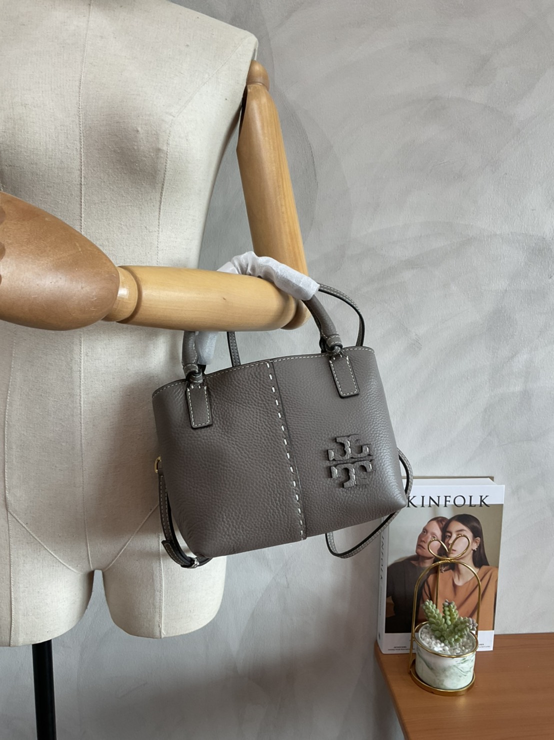 Tory Burch McGraw Mini Satchel กระเป๋าถือ/สะพาย Crossbody วัสดุหนังลูกวัวแท้ 100% ด้านหน้าประดับโลโก้หนัง ตัดเป็นรูปตัว T สัญลักษณ์แบรนด์ ตัวกระเป๋าเดินด้ายเล่นลายเพิ่มลูกเล่น เพื่อความเก๋!!