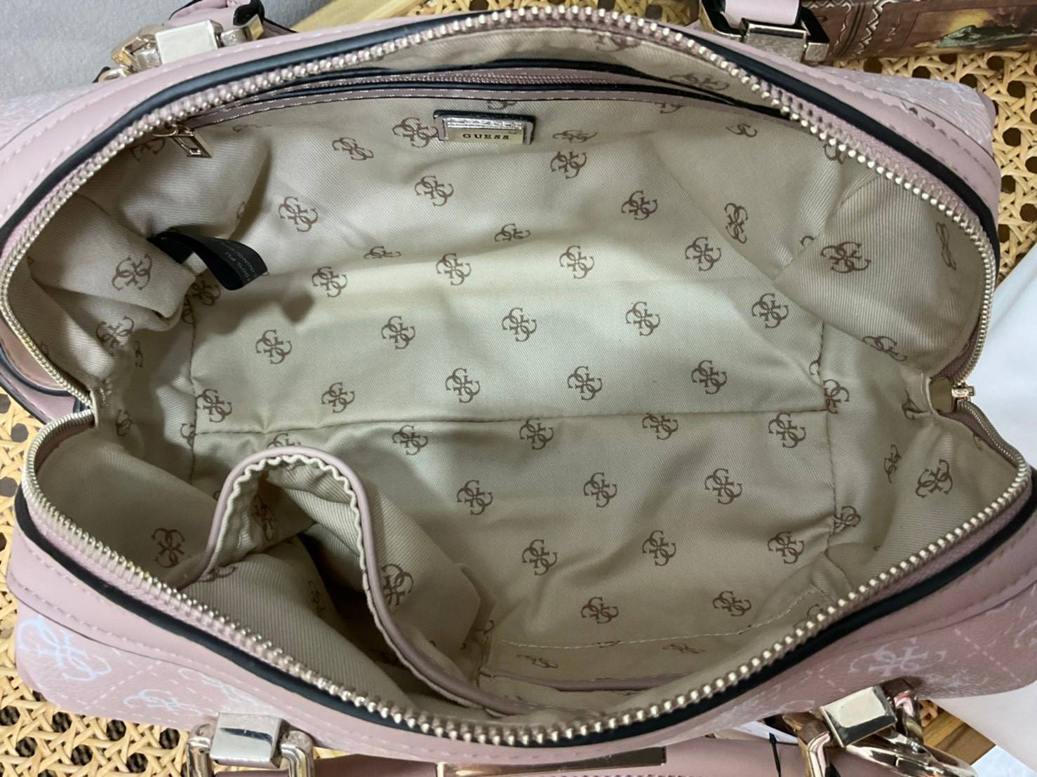 Guess Handbag with Small Shoulder Strap Tyren SG796605 New collection!! Guess ทรงหมอน ขนาดเล็ก ลายซิกเนเจอร์แบรนด์ ทรงหมอนยอดฮิต มีให้เลือก 5 สี สีสวยคลาสสิก เข้ากับง่ายกับทุกชุด ปิด/เปิด ด้วยซิป ภายในโล่งกว้าง แยกเป็นสัดส่วนใช้งาน ซับในตราแบรนด์ ใส่กระเป