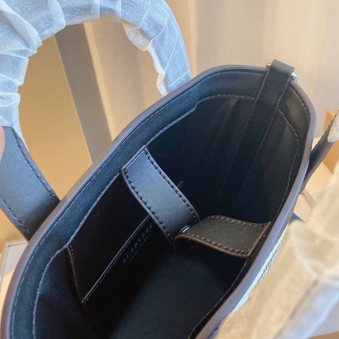 BURBERRY MINI CANVAS CROSSBODY BAG / BURBERRY BUCKET BAG *งานหรูมาก กระเป๋าทรง CROSSBODY ใบขนาดกำลังดี *ผ้าแคนวาสคาดหนังวัวแท้ ปักโลโก้แบรนด์ด้านหน้า ด้านในเปิดปิดด้วยกระดุมคาด สามารถใส่กระเป๋าสตางค์ยาว สมุดบัญชีได้