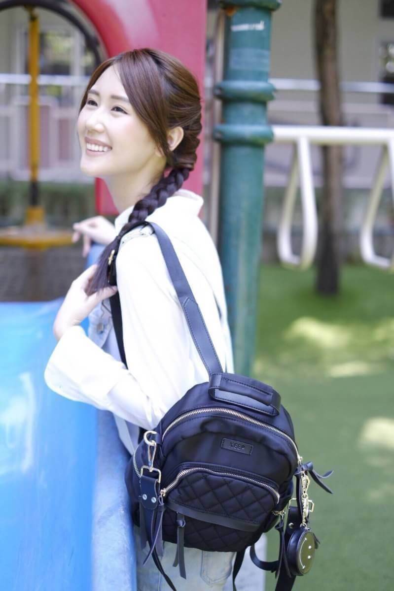 Keep Rouget Backpack กระเป๋าเป้ทรงน่ารักจากแบรนด์ ปรับสะพายได้หลายแบบ มาพร้อมพวงกุญแจ smile bag วัสดุจากผ้าไนล่อนเนื้อดี ตีลายตาราง น้ำหนักเบา ตัวกระเป๋ามีสายสั้น ให้เพิ่มอีก 1 สาย สำหรับสะพายไหล่ ขนาดกำลังดี ใส่กระเป๋าสตางค์ใบยาว, มือถือได้ทุกรุ่น มีช่อง