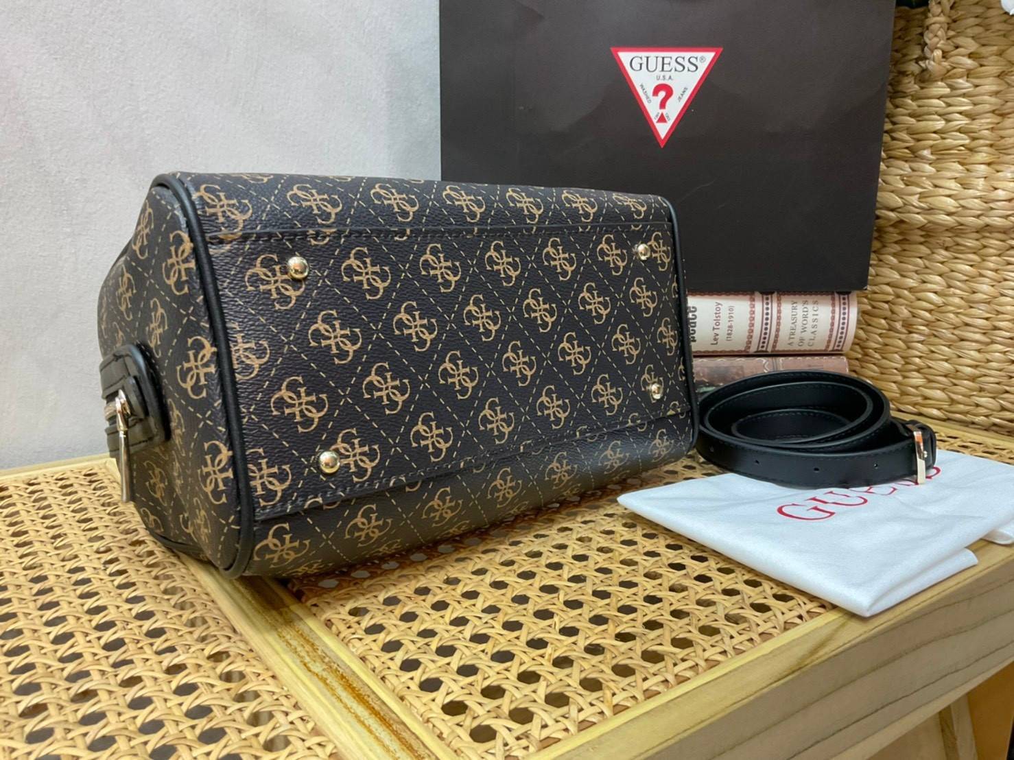 Guess Handbag with Small Shoulder Strap Tyren SG796605 New collection!! Guess ทรงหมอน ขนาดเล็ก ลายซิกเนเจอร์แบรนด์ ทรงหมอนยอดฮิต มีให้เลือก 5 สี สีสวยคลาสสิก เข้ากับง่ายกับทุกชุด ปิด/เปิด ด้วยซิป ภายในโล่งกว้าง แยกเป็นสัดส่วนใช้งาน ซับในตราแบรนด์ ใส่กระเป