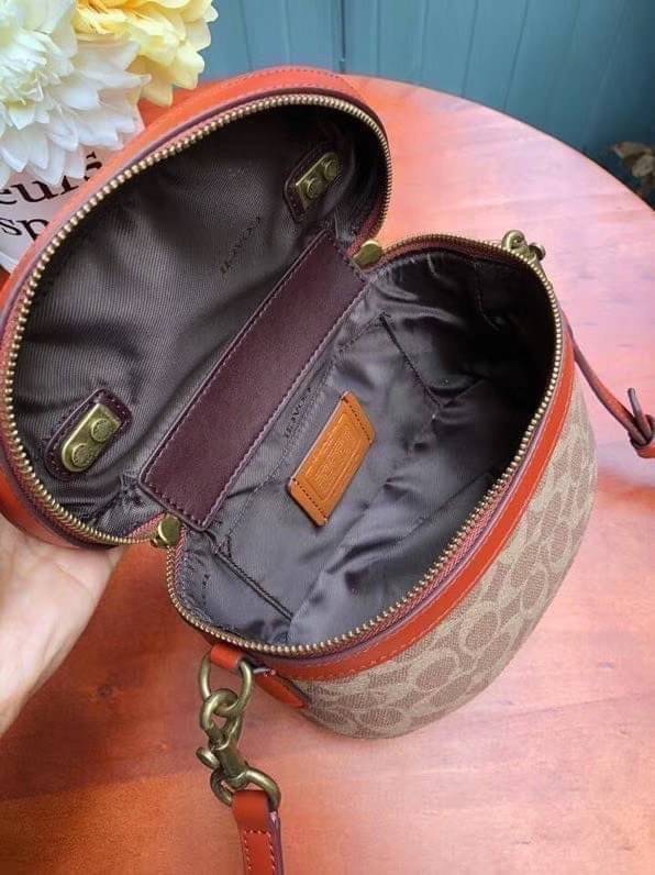 Coach Selena Trail Signature Bag กระเป๋าทรงกล่องใหม่ล่าสุด ภายในกว้าง ใส่ของได้จำนวนมาก มาพร้อมสายสะพายcrossbody ที่สามารถปรับระดับได้ ใครยังไม่มีห้ามพลาดแล้วนะคะ สามารถสะพายไปทำงาน หรือไปเที่ยวชิวๆเก๋ๆ