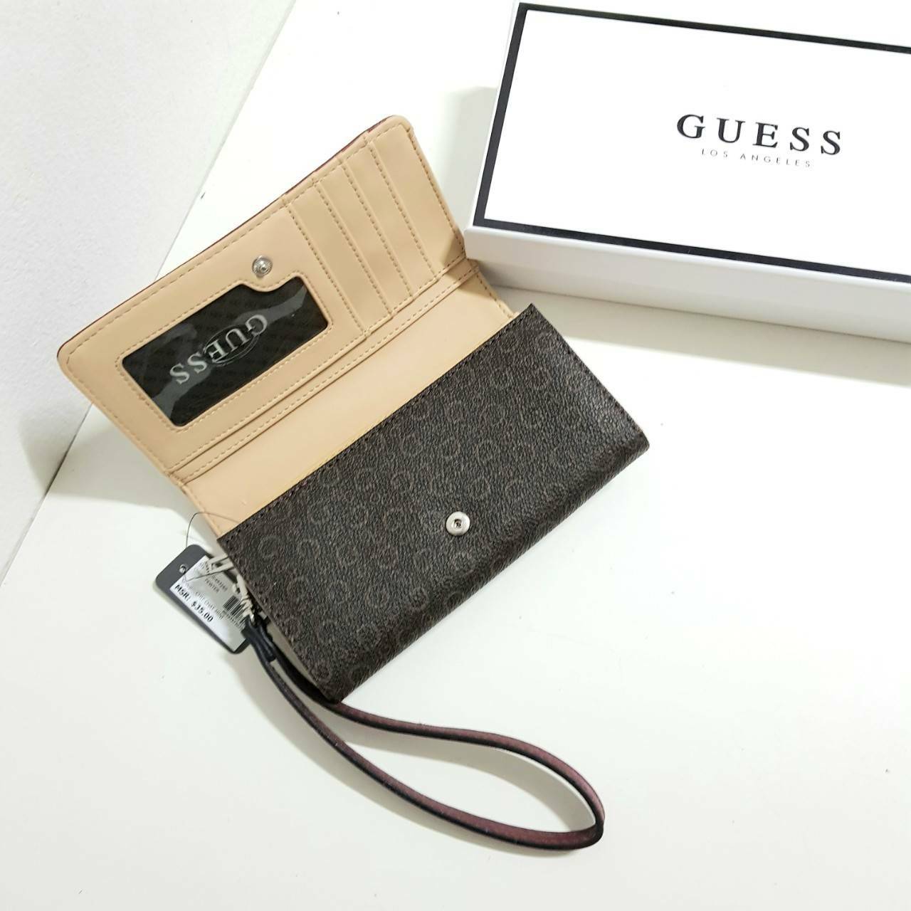 Guess leather wallet กระเป๋าสตางค์ใบกลาง ด้านหน้าแต่งโลโก้แบรนด์โลหะสวยหรู แต่งสีตัดหนังลายสวย ภายในมีช่องใส่ธนบัตร เหรียญ บัตรต่างๆ ด้านหลังมีช่องซิป ปิดเปิดใช้งานสะดวก ถือถนัดมือ มีสายคล้องมือ สามารถถอดออกได้ ขนาดกำลังพอเหมาะ ดีไซร์สวยงาม รุ่นแนะนำ มาให