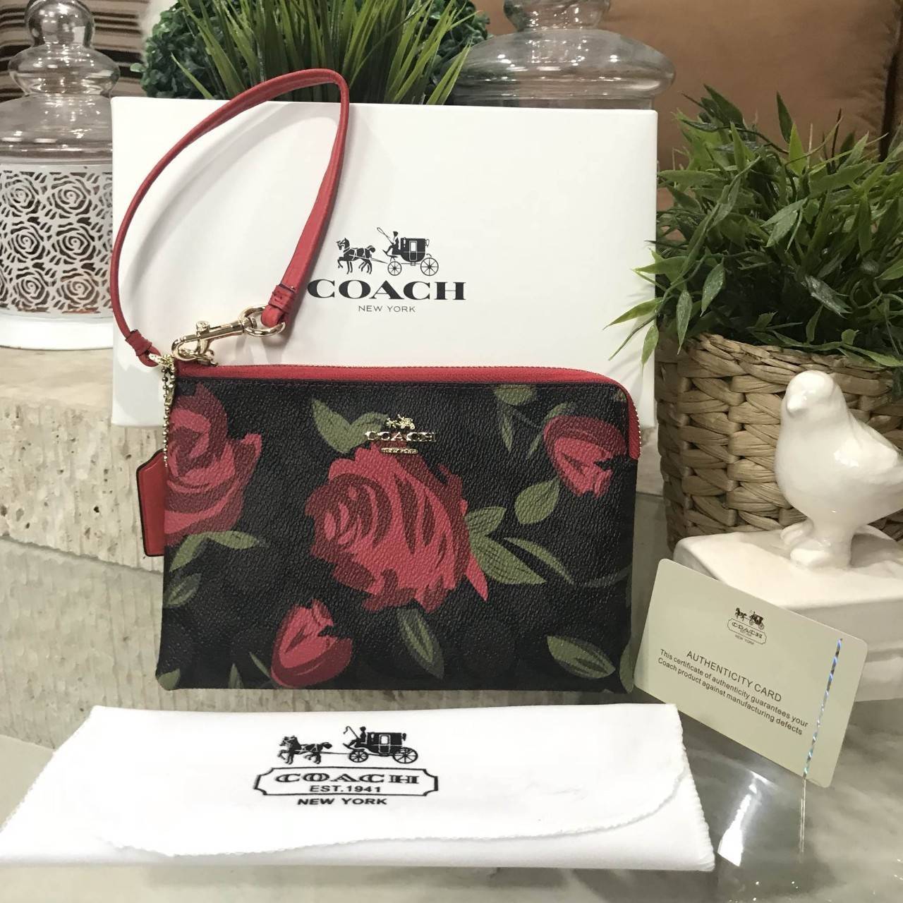 COACH FACTORY OUTLET ZIP WRISTLET Don't miss! กระเป๋าคล้องข้อมือ ขนาดกำลังจ่ารัก ลายสวย วัสดุหนังพิมพ์ลายดอก พร้อมสายคล้องข้อมือ ด้านหน้า ประดับโลโก้แบรนด์ เปิดปิดด้วยซิป ภายในมีช่องใส่บัตร ใส่มือถือได้ทุกรุ่น, ธนบัตร เหรียญ ของจุกจิกได้ จะมอบ เป็นขอ