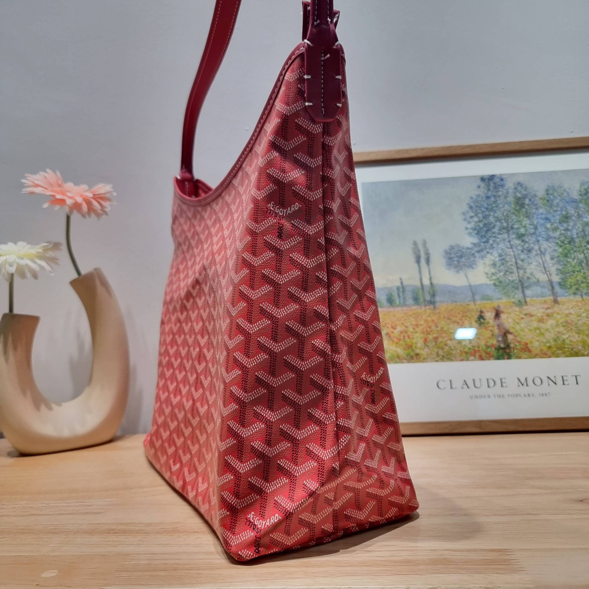 GOYARD BOHEME HOBO BAG / GOYARD HOBO กระเป๋าสะพายทรงโฮโบ ใบใหญ่จุใจ!! มาครบสีขายดี เลิศทุกสี รูปทรงคลาสสิค ดีไซน์เป็นเอกลักษณ์ วัสดุหนังแคนวาสพิมพ์ลายสวยคม ปากกระเป๋ามีซิปเปิด-ปิดกันของหล่นได้ ภายในโล่งกว้างมาก มาพร้อมสายคล้องในตัว ทนทาน สะพายสวยๆได้ทุกวั