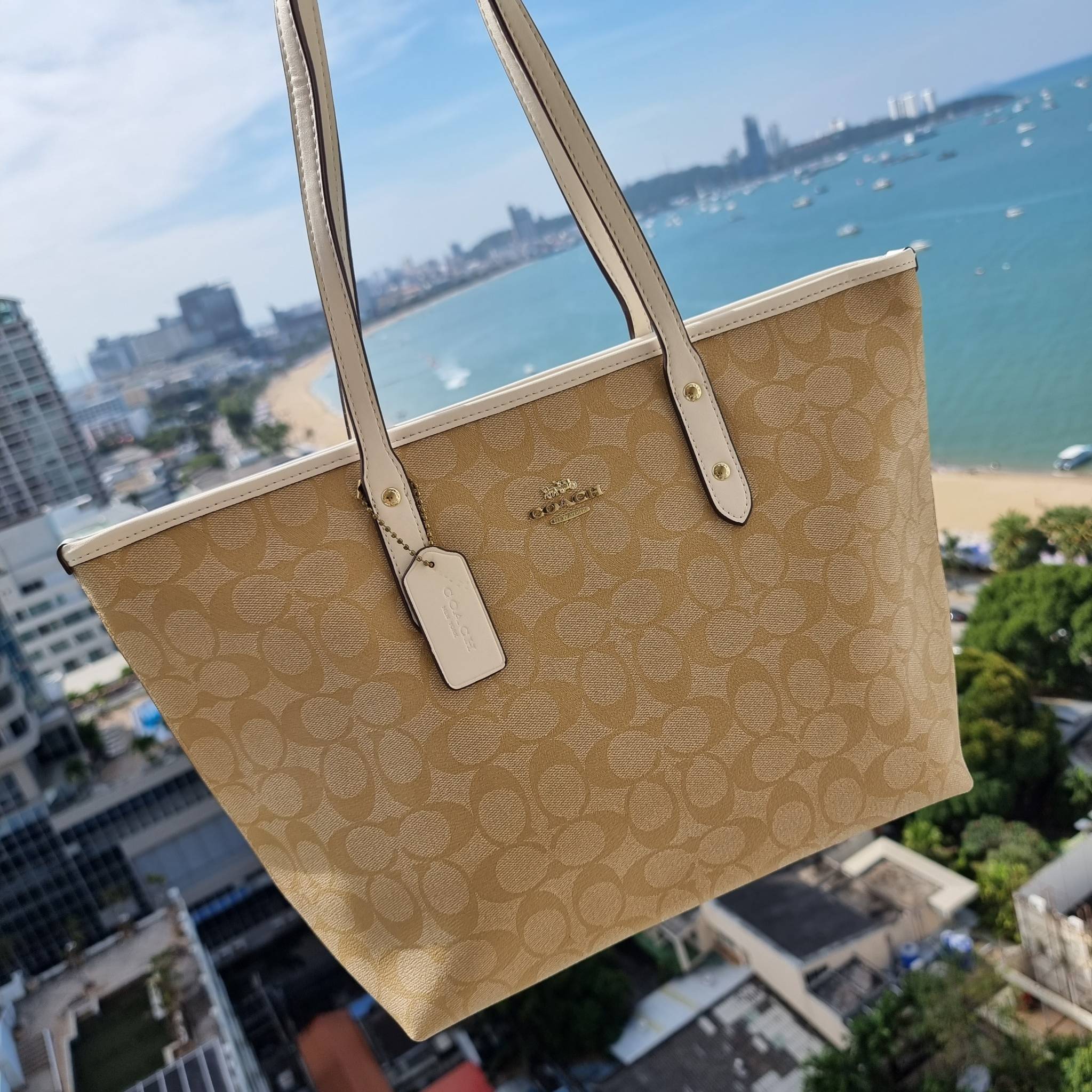 OUTLET 】COACH F58292 CITY ZIP TOTE IN SIGNATURE 16" รุ่นขายดี!! ไซส์ใหญ่ สีสวยมาให้แบบจัดเต็ม!! กระเป๋าถือทรงโท้ทใบใหญ่ สวยน่าใช้ทุกสี สะพายคล้องไหล่ได้เก๋ๆ จุของแน่นๆไปเลยจ้า!! วัสดุหนังแคนวาสคุณภาพ ปากกระเป๋าเปิด-ปิดด้วยซิป กันของหล่นได้ ถือไปไหนก็