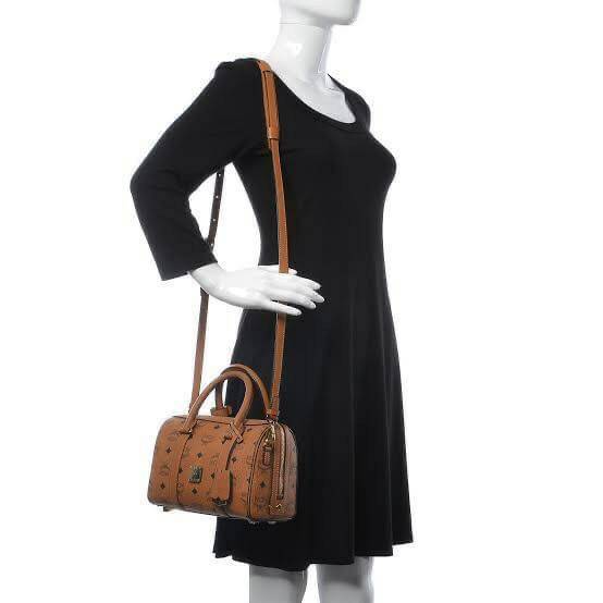 M.C.M ESSENTIAL BOSTON BAG IN VISETOS กระเป๋าถือ/สะพายข้าง ทรงหมอน สวยโดดเด่น ทรงสวยยอดนิยม มาพร้อมพวงหนังห้อย และสายรัดเก็บหูจับ วัสดุหนังแคนวาสคุณภาพดี