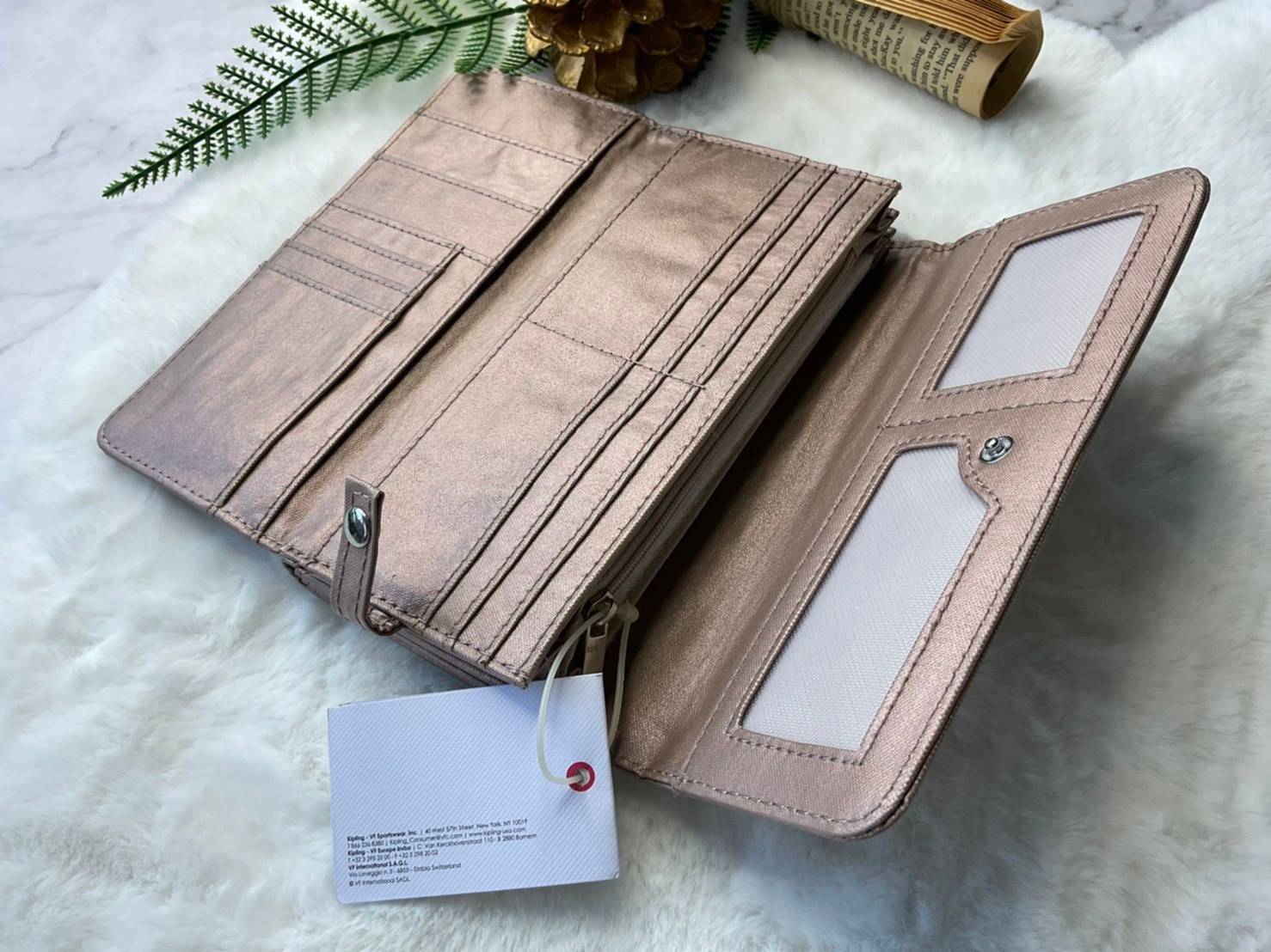 กระเป๋าสตางค์ยาว 3 พับตอน Kipling Brownie long tri-fold wallets กระเป๋าสตางค์ยาวแบบ3พับตอน วัสดุกันน้ำ เปิดปิดด้วยกระดุมแป๊ก มีช่องใส่ธนบัตรหลายช่อง ช่องเสียบการด์ได้ถึง13ช่องลายจุด และใส่รูปภาพได้อีก2ช่อง ช่องซิปใส่เหรียญ ช่องธนบัตร 3 ช่อง ที่จับหัวซิปปั