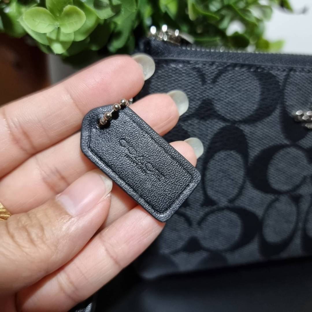 COACH F87591 DOUBLE CORNER ZIP WALLET IN SIGNATURE COATED CANVAS คล้องมือรุ่น 2 ซิป!! มาแล้วจ้า 🌟🤗 ไซส์นี้คือเหมาะมือจริงๆ พกง่ายเช่นเคย ไม่ต้องกังวลว่าจะเกะกะหรือกินพื้นที่กระเป๋าหลัก วัสดุหนังแคนวาสเคลือบลาย มีช่องหลักแยก 2 ช่อง ภายในบุผ