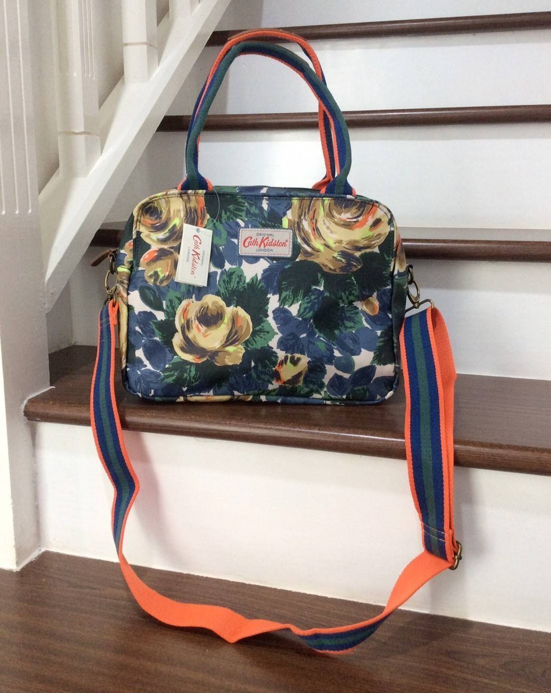 Cath Kidston Matt Oilcloth Busy Bag Handbag Crossbody Dimension: 34 x 22 x 12 cm / Strap 120 cm 2 way use, either use as a handbag or a cross body bag Waterproof matt oilcloth surface 2015AW Season's Oxford Rose Print in Deep Blue Colour