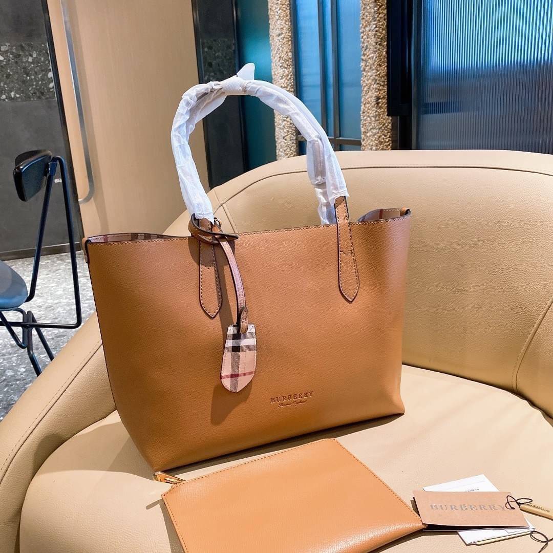 BURBERRY Leather Haymarket Check Medium Reversible Tote Bag กระเป๋าสะพายไหล่ทรงช้อปปิ้ง ทรงคลาสสิค ฮิตตลอดกาล ทรงสวยขนาดกำลังดี ตัวกระเป๋า วัสดุหนัง Pu ด้านหน้าติดโลโก้แบรนด์ ด้านในเป็นลายแรนด์ **สามารถใช้ได้ทั้ง2ฝั่ง ประดับด้วยป้ายแท็คหนัง ภายในช่องหลัก 