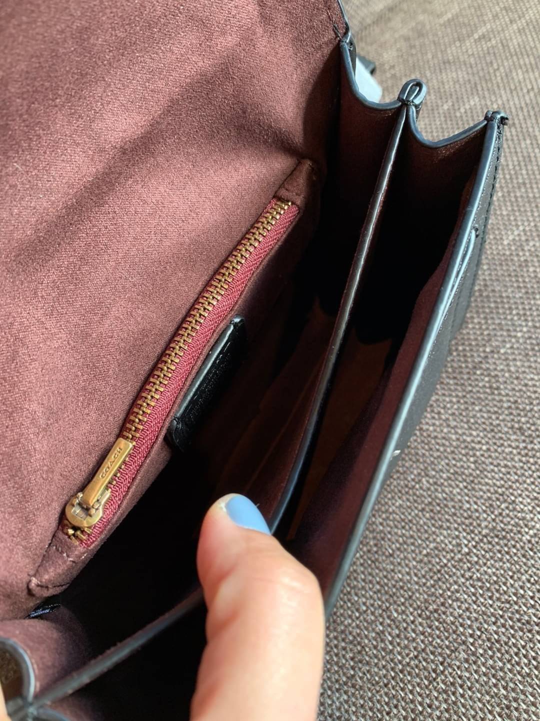 COACH TABBY TOP HANDLE 20 พร้อมส่งที่ไทยค่ะ! กระเป๋าหิ้ว//สะพายข้างได้ หนังแท้อย่างดี กหนึ่งใบทำหนังสองลายได้อย่างสวยงาม พร้อมโลโก้รุ่นใหม่ล่าสุดดูดีมากๆค่ะ เปิดปิดกระเป๋าแบบกดล็อค ภายในมีช่องหลักสองช่อง ใส่มือถือได้ทุกรุ่น;กระเป๋าเงินใบกลางได้;ของจำเป็นจ