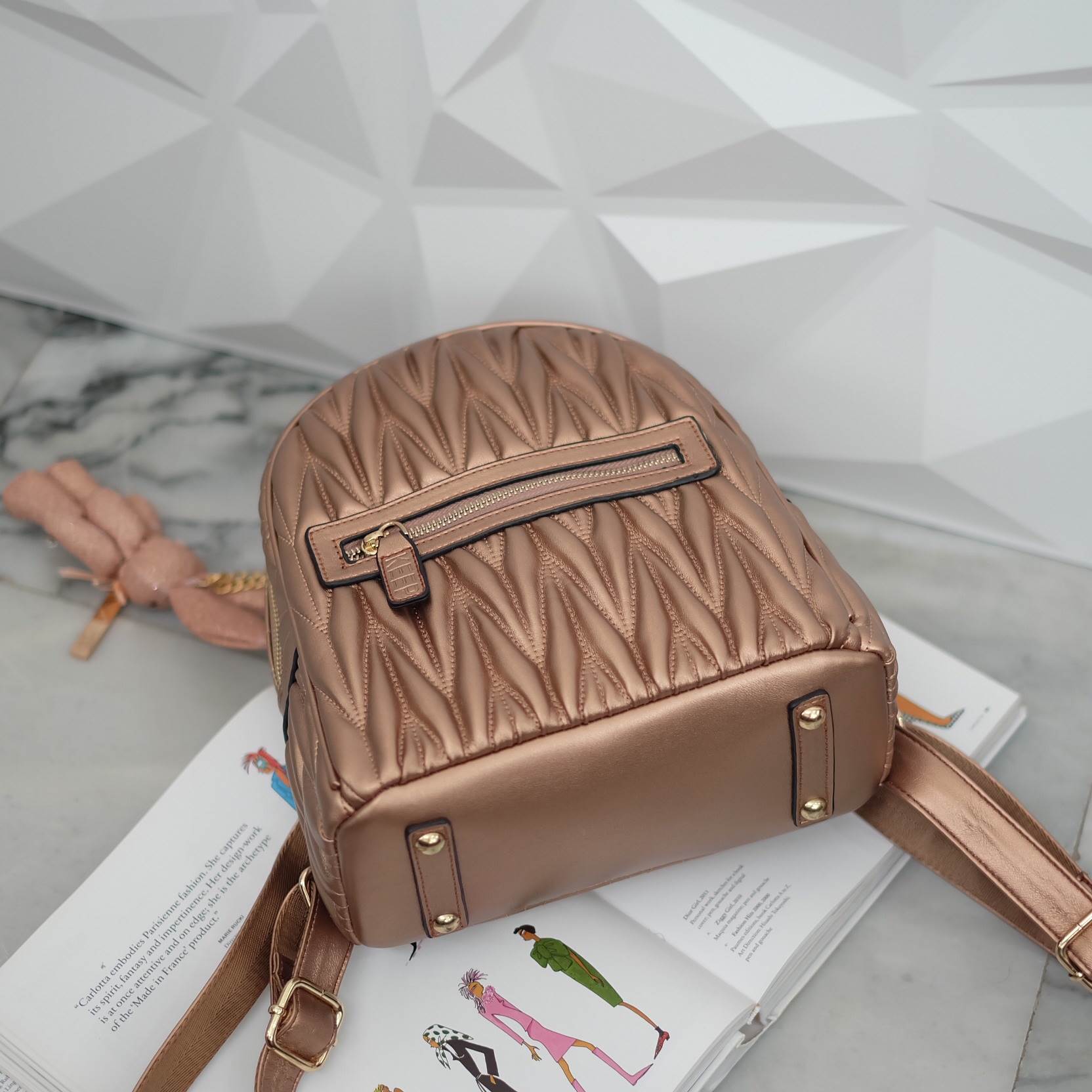 สีใหม่ล่าสุด รับ summer นี้เลยค่า ห้ามพลาดน๊า !!! งานหนังแท้ ทางร้านได้ รุ่นสุด Chic ทรง mini mini น่ารักๆ จากแบรนด์ KEEP มาฝากคะ =>> กระเป๋า หนังแท้เนื้อดี ลายหนังชัด ทนทานคะ น้ำหนักเบา ดีไซด์ ทันสมัย เข้าได้กับทุกชุด =>> อะไหล่ทองตัดกับกระเป