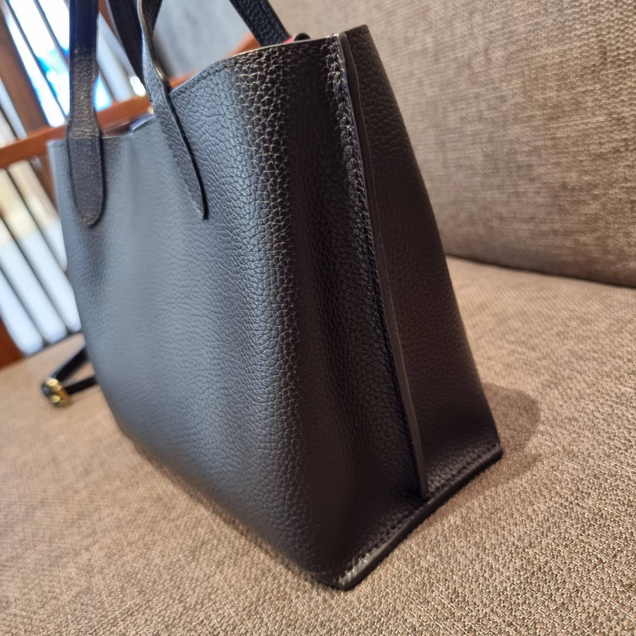 COACH C8561 C8869 WILLOW TOTE 24 IN COLOR BLOCK น้องสาวลุคลูกคุณมาแล้วจ้า กระเป๋าถือ/สะพาย ดีไซน์คัลเลอร์บล็อค ลงตัว เรียบหรู ใบจริงคือผู้ดี๊ผู้ดี ใช่ได้ทุกๆโอกาส วัสดุหนัง pepble อยู่ทรง เปิดปิดด้วยตัวบิดล็อค และอีกฝั่งเป็นกระดุมแม่เหล็ก ภายในโล่งกว้าง ใ