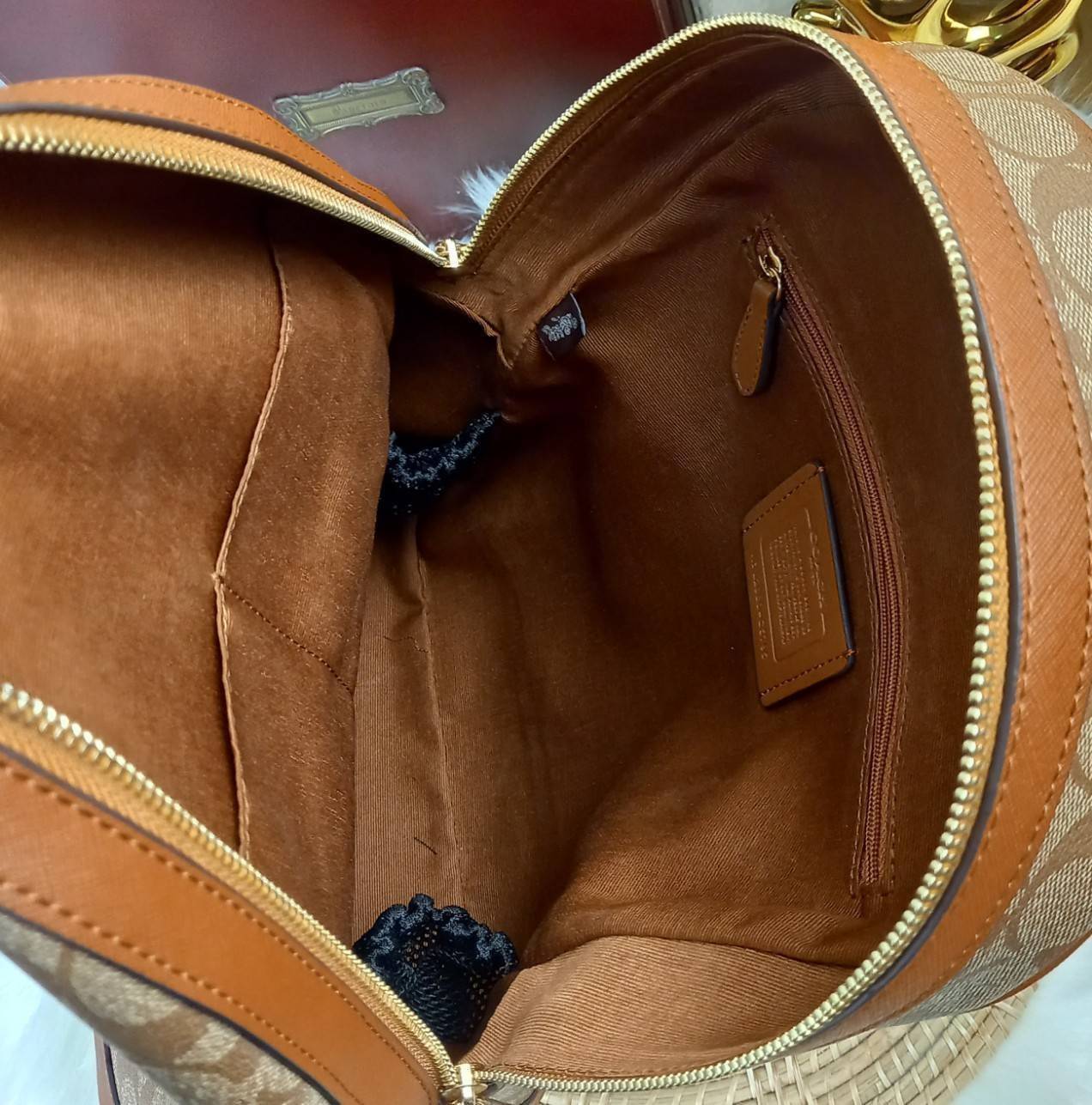 COACH KENLEY BACKPACK IN SIGNATURE CANVAS WITH STRIPE (COACH C5795)🌈🍁กระเป๋าเป้ กระเป๋าสะพายรุ่น Unisex ที่ใช้ได้ทั้งชายและหญิง รูปทรงสวย ขนาดกำลังดี// วัสดุแคนวาสคุณภาพ ผสมหนังแท้ ลาย SIGNATURE//เปิด-ปิด ด้วยซิบ ด้านในโล่งกว้าง จุของได้เย