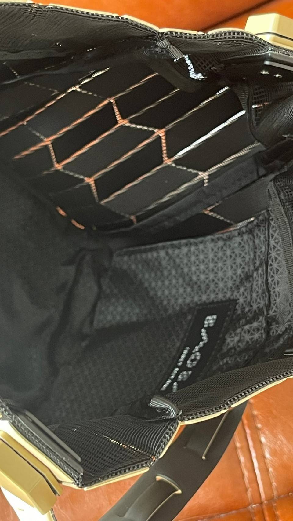 Baobao Issey Miyake Large Bucket กระเป๋าบัคเก็ตขนาดใหญ่สามารถใช้ใส่ร่มพับได้หรือขวดน้ำขนาดเล็กได้ ซีรีย์ใหม่นี้มีจุดเด่นที่แผ่นรูปทรงสี่เหลี่ยมด้านขนานในแนวตั้ง